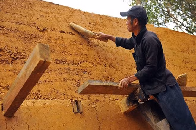 Nhà trình tường đang dần hình thành với sự khéo léo, điêu luyện của đôi bàn tay người thợ.