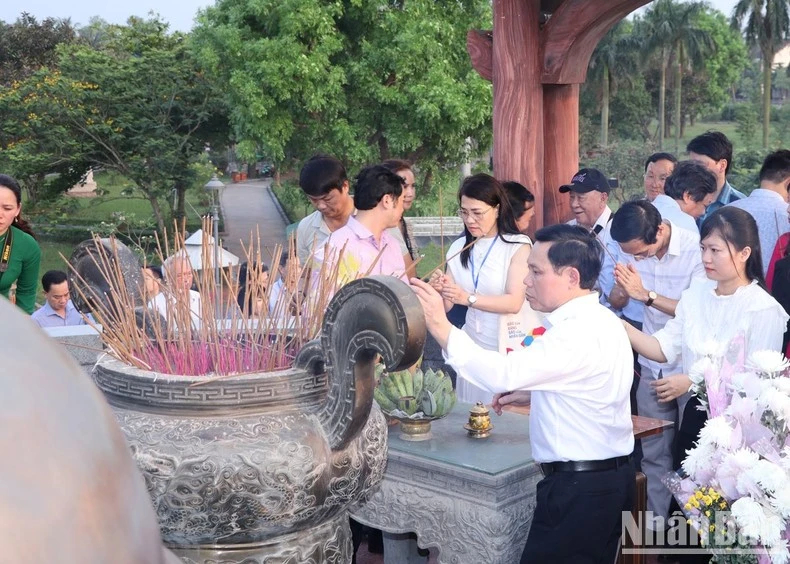 Đoàn đại biểu dâng hương tại Đài tưởng niệm Di tích lịch sử quốc gia đặc biệt Thành cổ Quảng Trị.