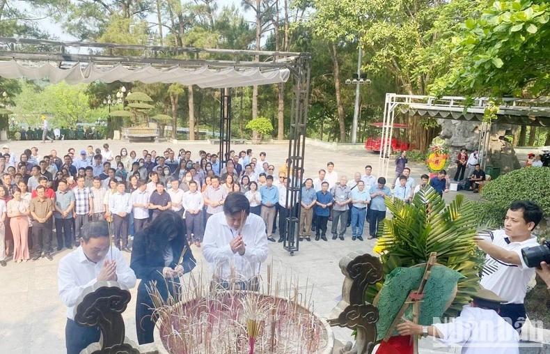 Phó Tổng Biên tập Báo Nhân Dân Đinh Như Hoan; Phó Vụ trưởng Vụ Báo chí - Xuất bản, Ban Tuyên giáo Trung ương Phan Thị Quỳnh Mai; Tổng Biên tập Báo Quảng Trị Trương Đức Minh Tứ dâng hương ở Nghĩa trang Liệt sỹ Quốc gia Trường Sơn.