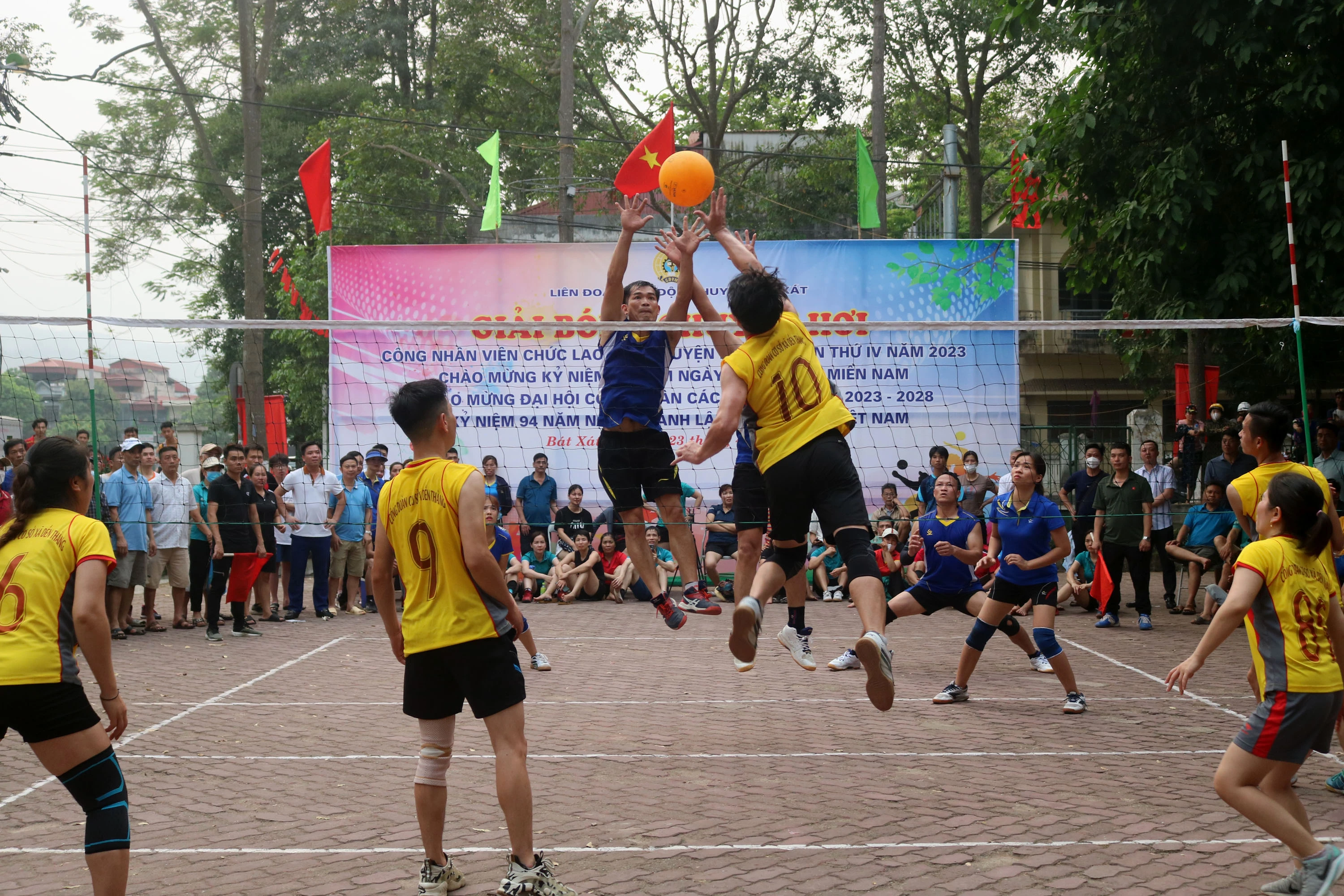 Trận chung kết giải diễn ra sôi nổi, kịch tính.jpg