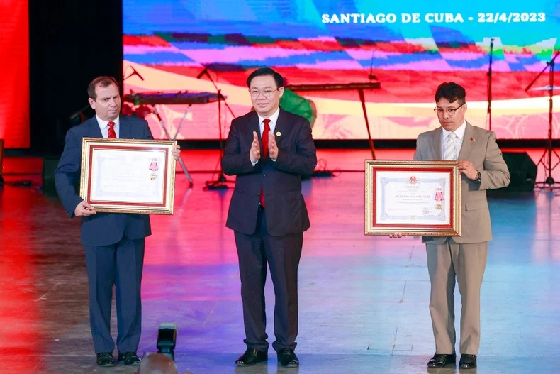 Chủ tịch Quốc hội Vương Đình Huệ trao tặng Huân chương hữu nghị cho hai cá nhân có thành tích xuất sắc của Viện Cuba hữu nghị với các dân tộc và Hội hữu nghị Cuba-Việt Nam.