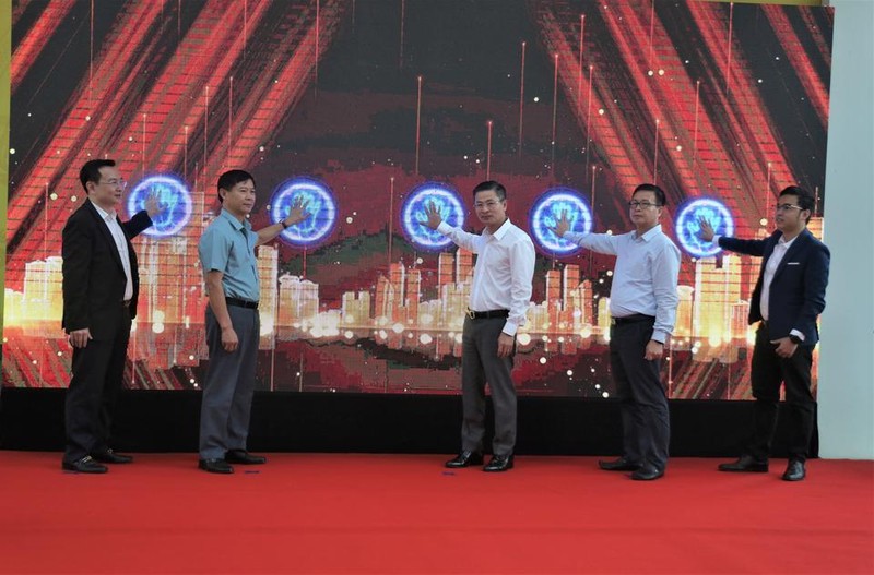 Các đại biểu bấm nút chính thức đưa vào vận hành Busmap Ha Noi. Các đại biểu bấm nút chính thức đưa vào vận hành Busmap Ha Noi.