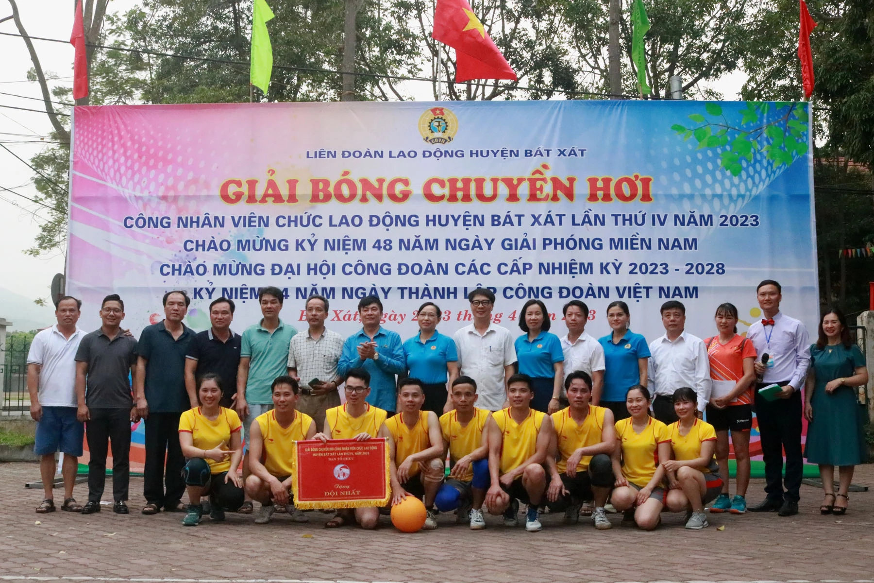 Trao giải Nhất cho đội Công đoàn cơ sở xã Dền Thàng.jpg