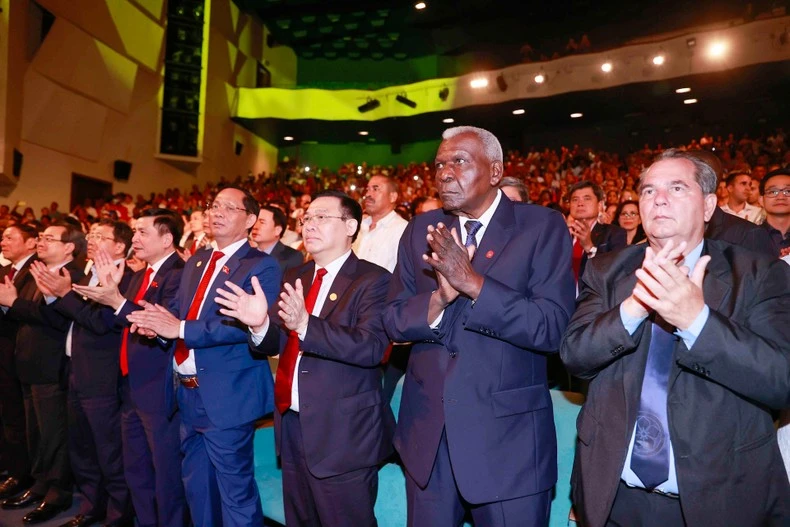 Chủ tịch Quốc hội Vương Đình Huệ và Chủ tịch Quốc hội Chính quyền Nhân dân nước Cộng hòa Cuba Esteban Lazo Hernandez cùng các đại biểu dự kỷ niệm.