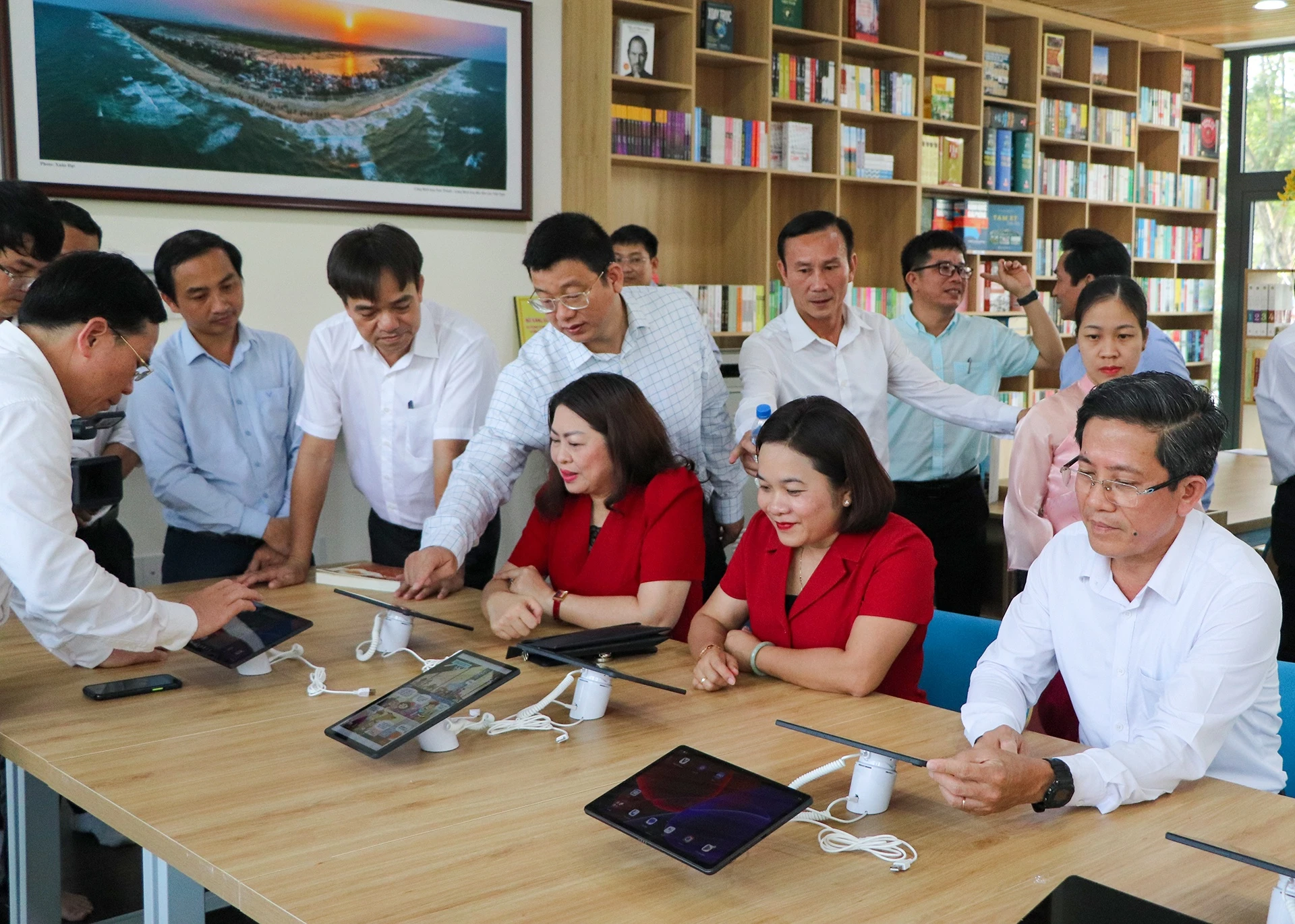 Thư viện số cộng đồng Tam Kỳ được trang bị hệ thống thiết bị, máy tính hiện đại, kết nối đến hệ thống thư viện quốc gia và quốc tế.