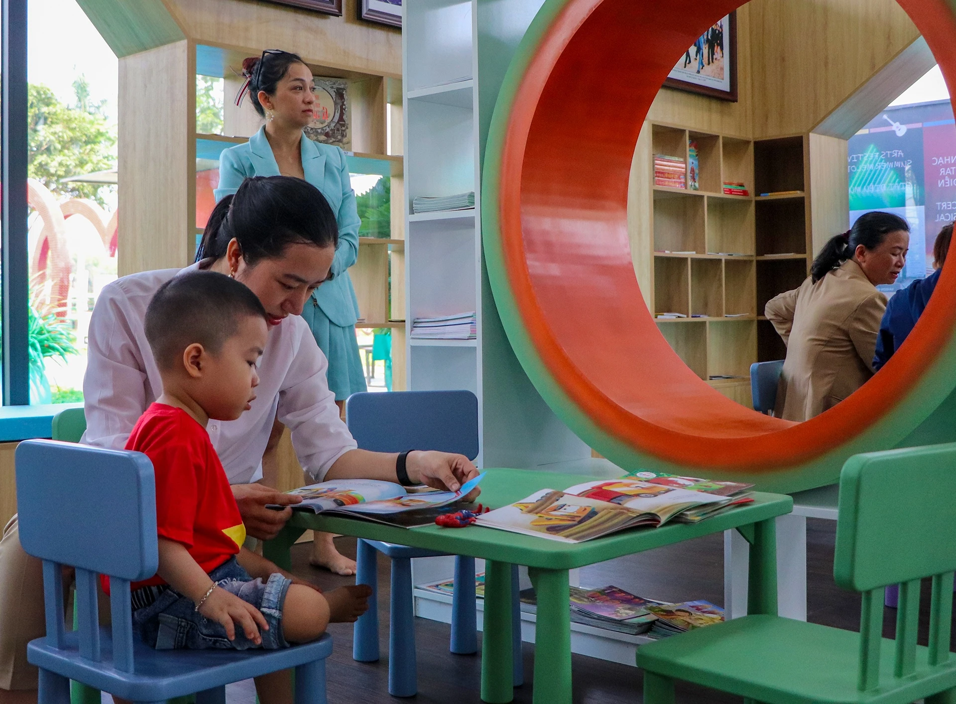 Thư viện số ra đời, tạo không gian đọc cho người dân, nhất là tầng lớp thanh thiếu nhi.