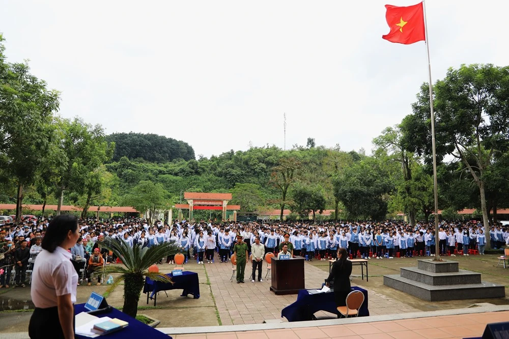 đông đảo học sinh tham du.JPG