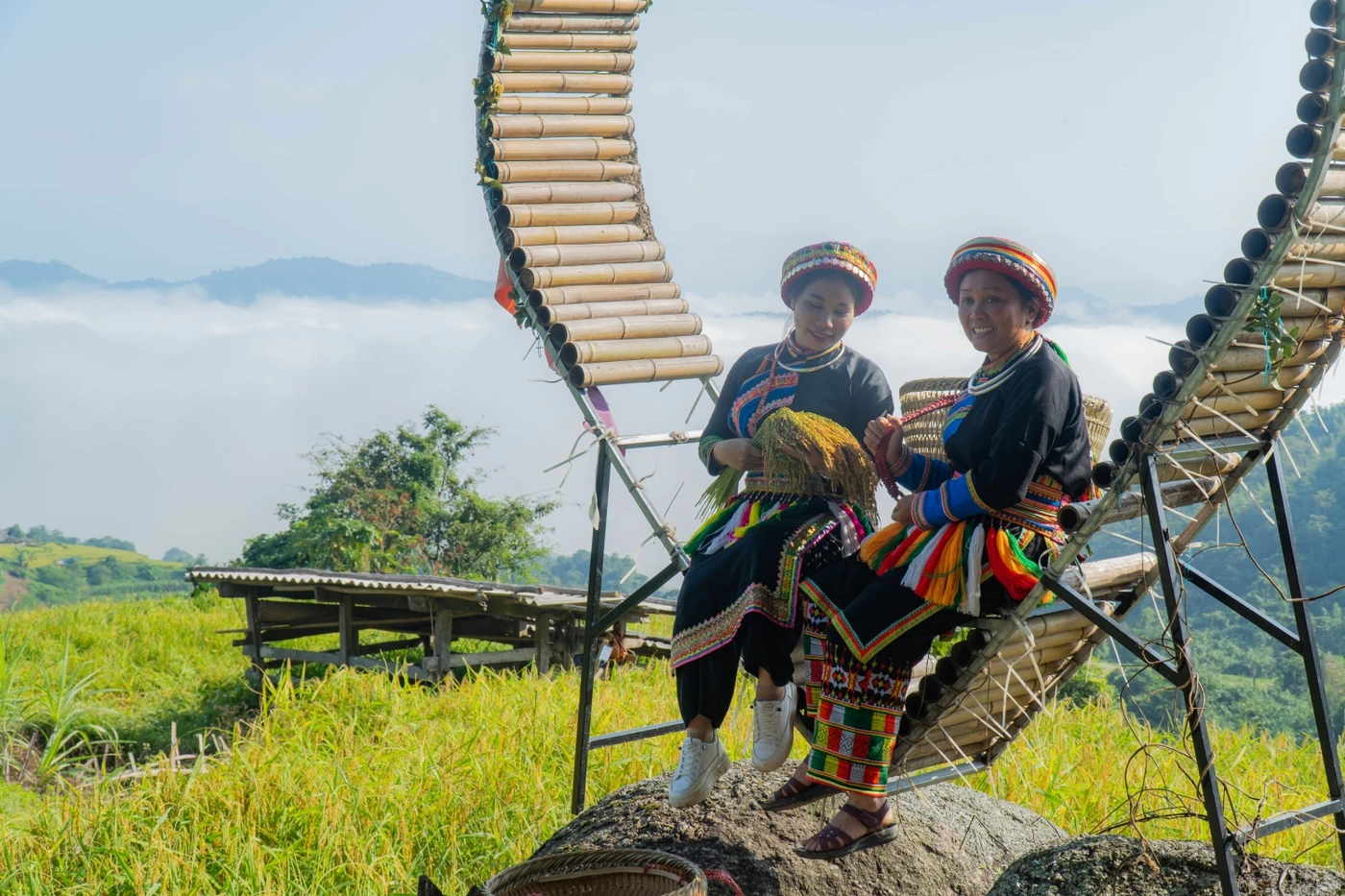 Cùng lưu lại những hình ảnh đẹp với người Dao bản địa.