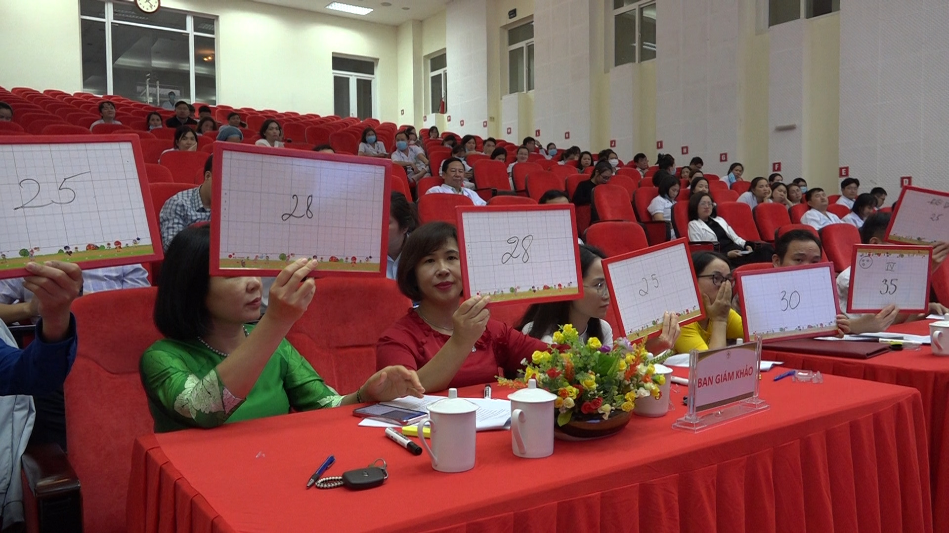 Ban Giám khảo chấm điểm cho các đội thi. BGK-cham-diem.jpg