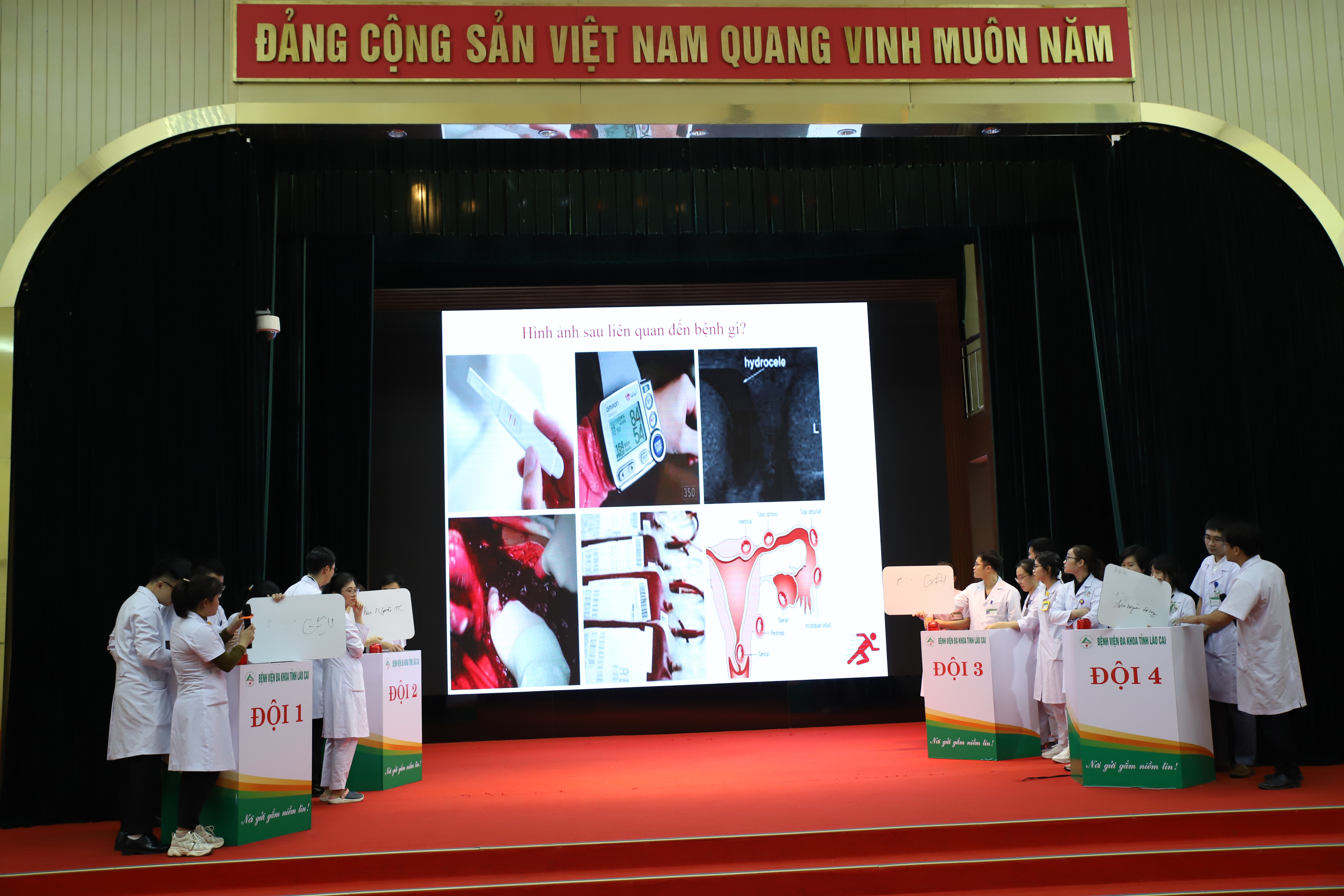 Các đội tham gia phần thi vượt chướng ngại vật. cac doi tham gia thi.JPG