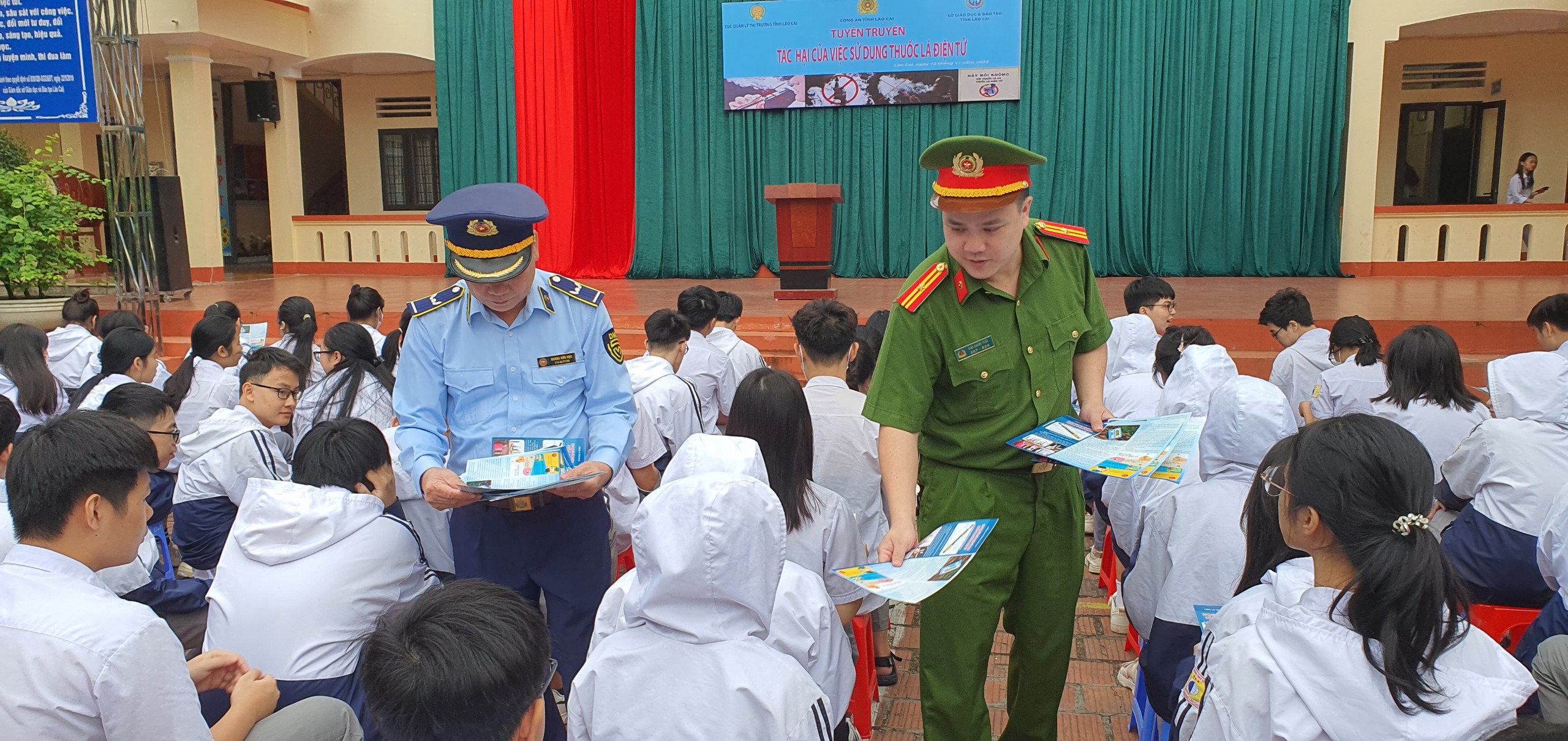 Các lực lượng phối hợp phát tài liệu tuyên truyền về tác hại của thuốc lá. lực lượng Chức năng phát tờ rơi cho các em học sinh.jpg