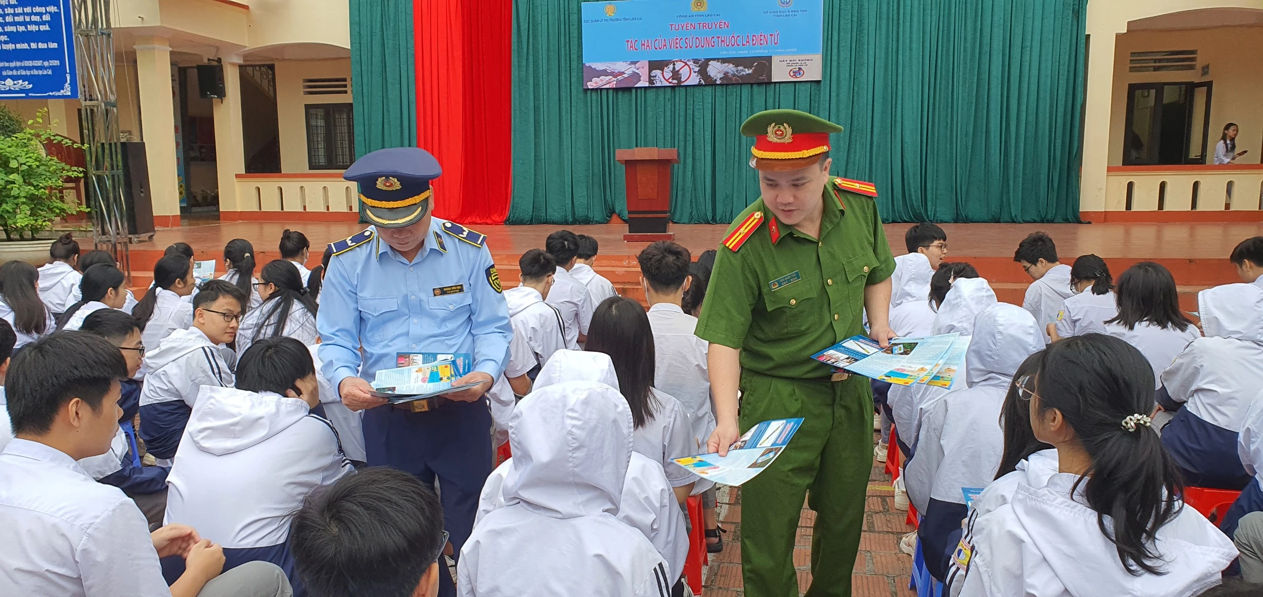 lực lượng Chức năng phát tờ rơi cho các em học sinh.jpg