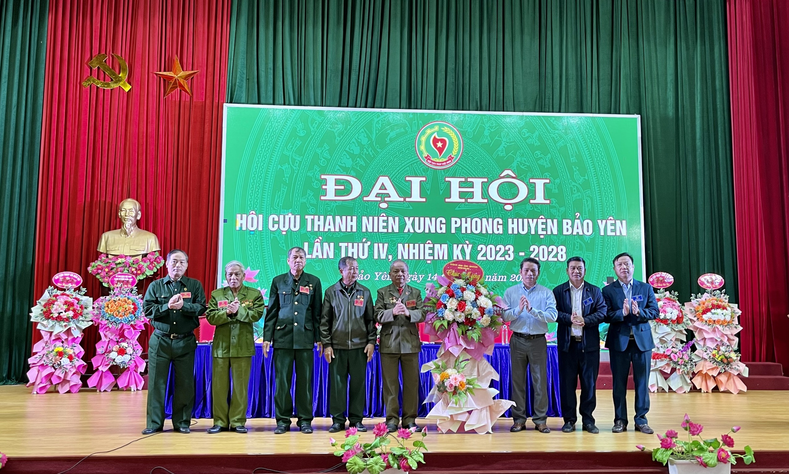 Thường trực Huyện ủy, UBND huyện tặng hoa chúc mừng Đại hội.jpg