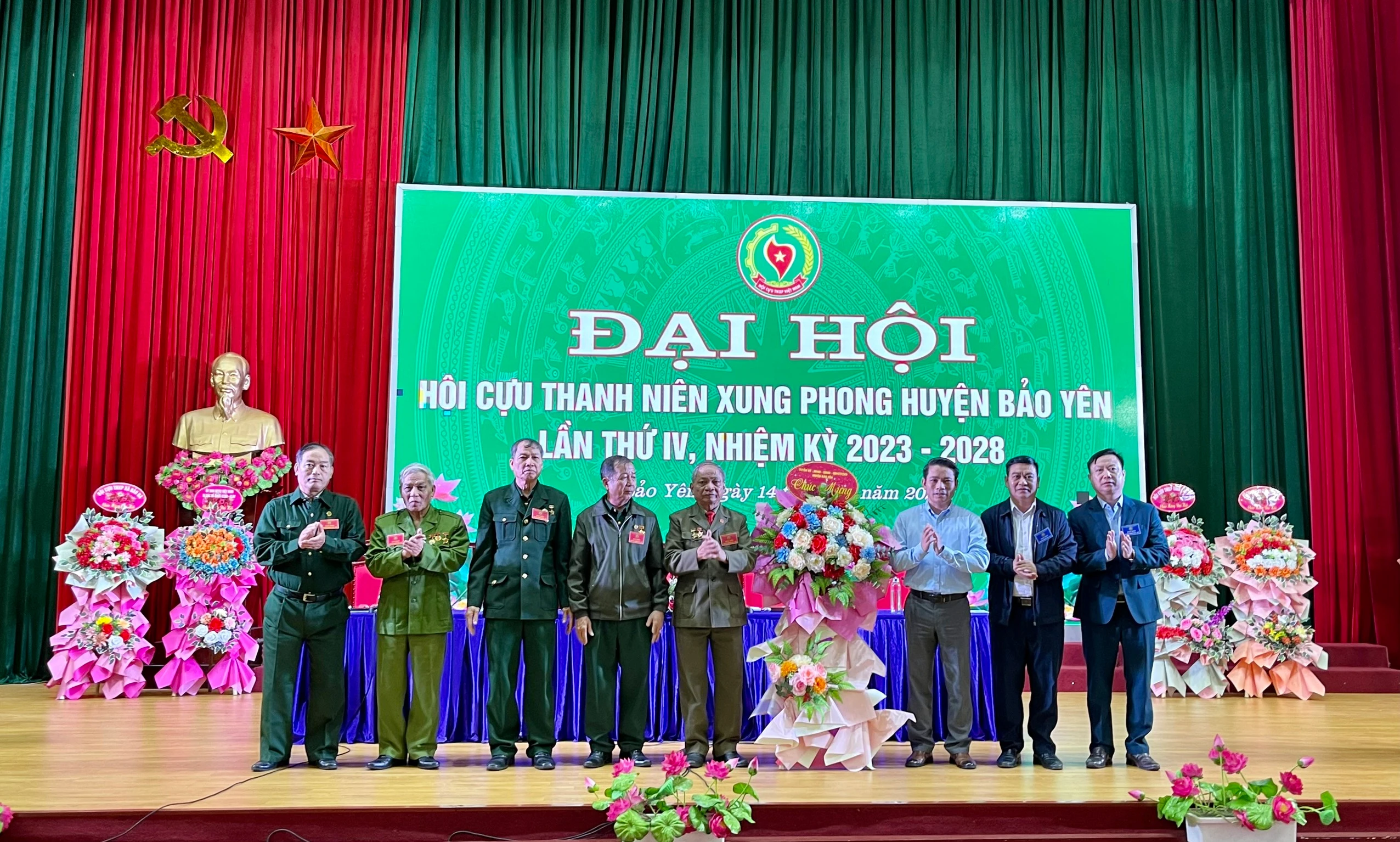 Thường trực Huyện ủy, UBND huyện tặng hoa chúc mừng Đại hội.jpg