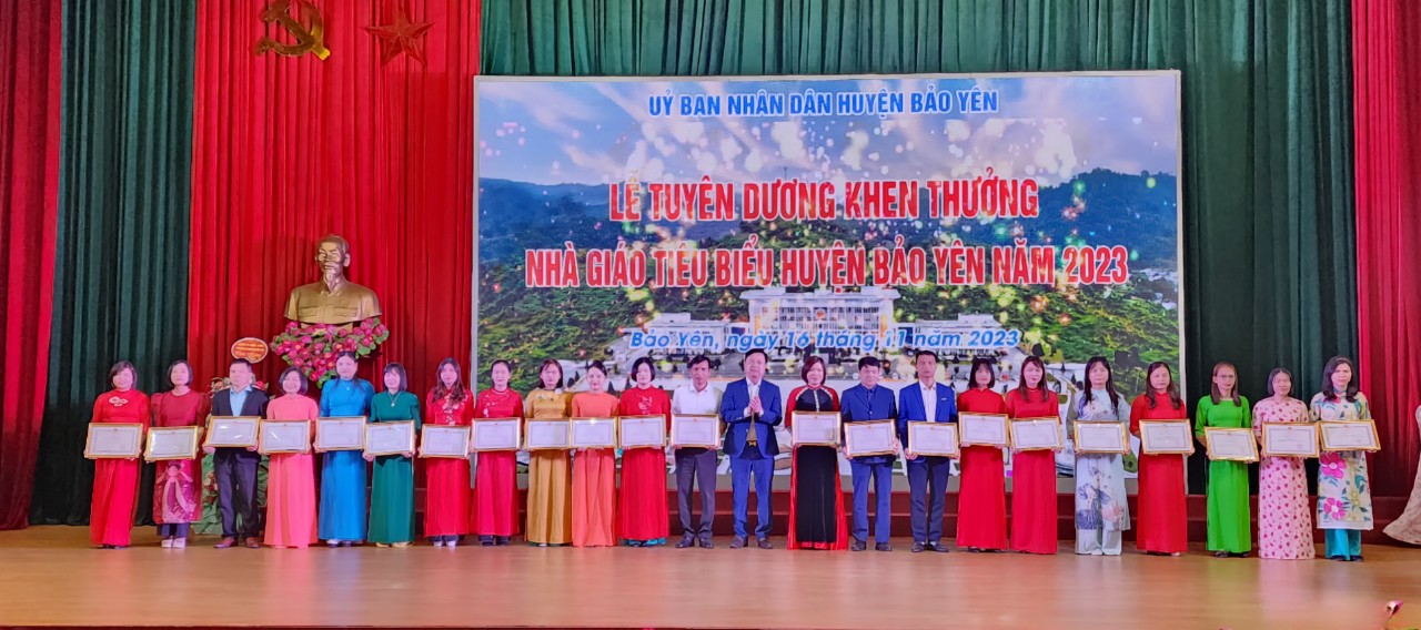Lãnh đạo huyện Bảo Yên trao tặng Bằng khen, Giấy khen cho các nhà giáo. Trao tặng giấy khen của Chủ tịch UBND huyện Bảo Yên cho các cá nhân.jpg