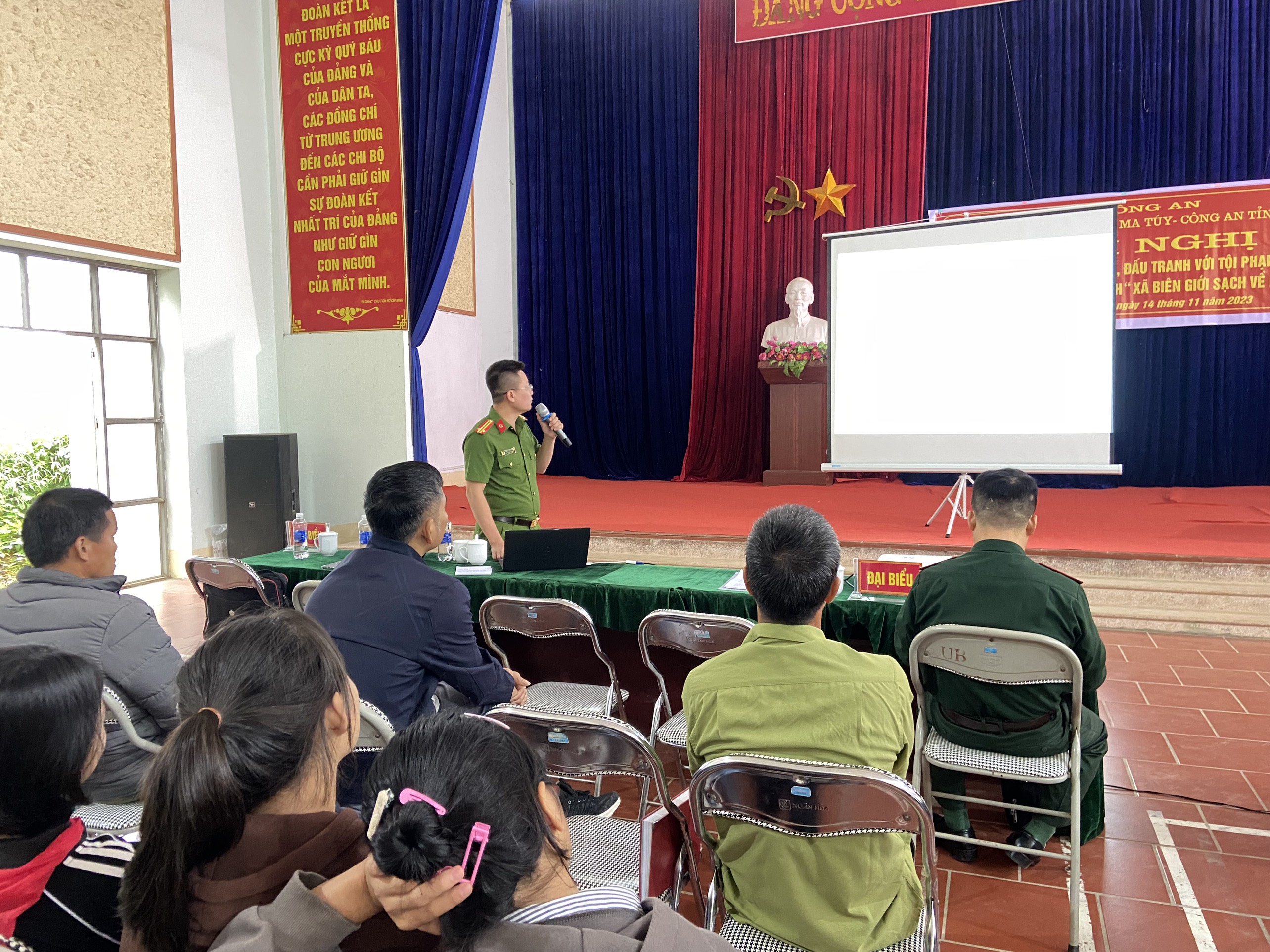 Lãnh đạo Cục Cảnh sát điều tra tội phạm về ma túy, Bộ Công an tuyên truyền tại Hội nghị. Lãnh đạo cục Cảnh sát điều tra tội phạm về ma túy Bộ Công an tuyên truyền tại hội nghị.jpg