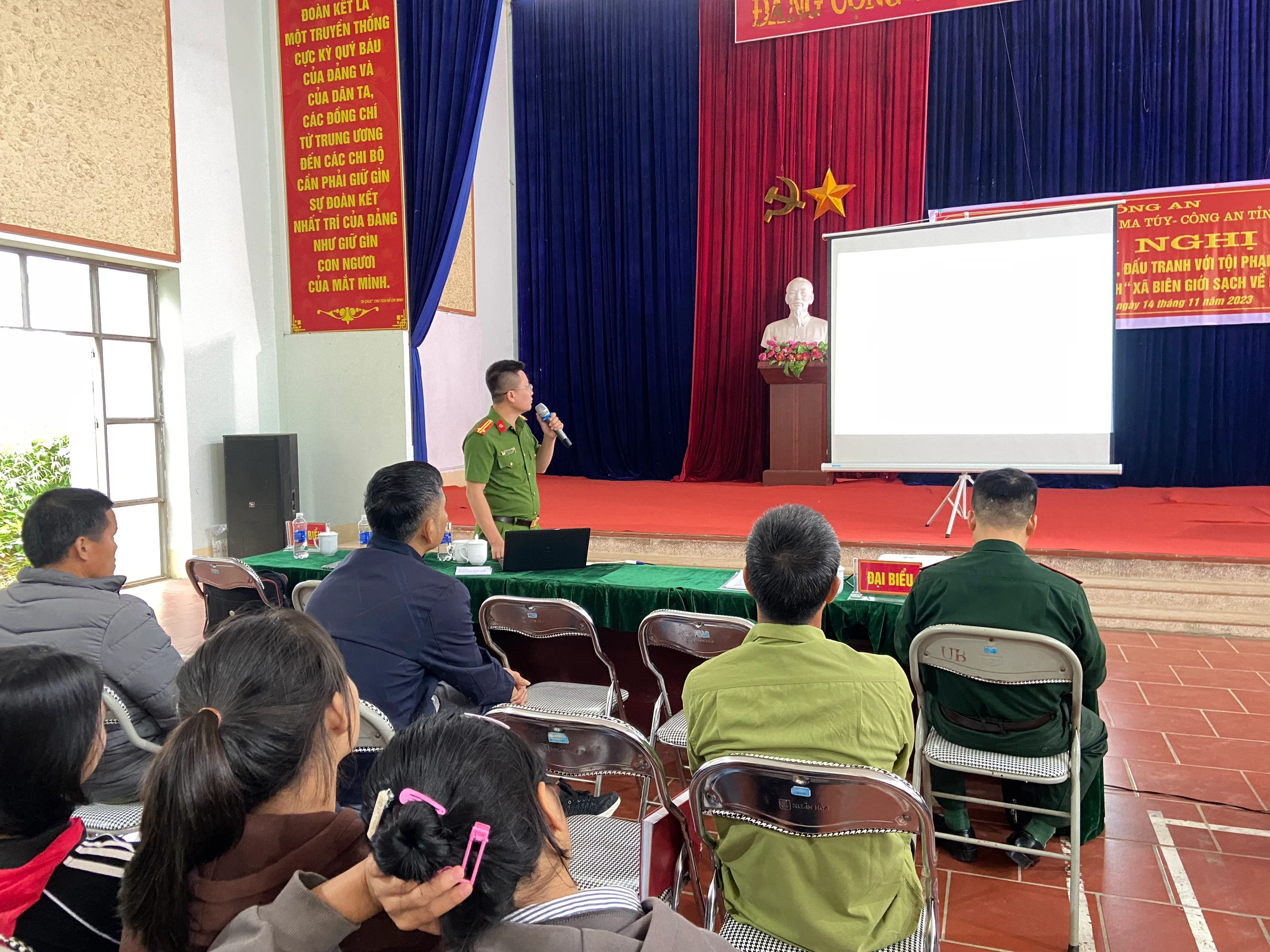 Lãnh đạo cục Cảnh sát điều tra tội phạm về ma túy Bộ Công an tuyên truyền tại hội nghị.jpg