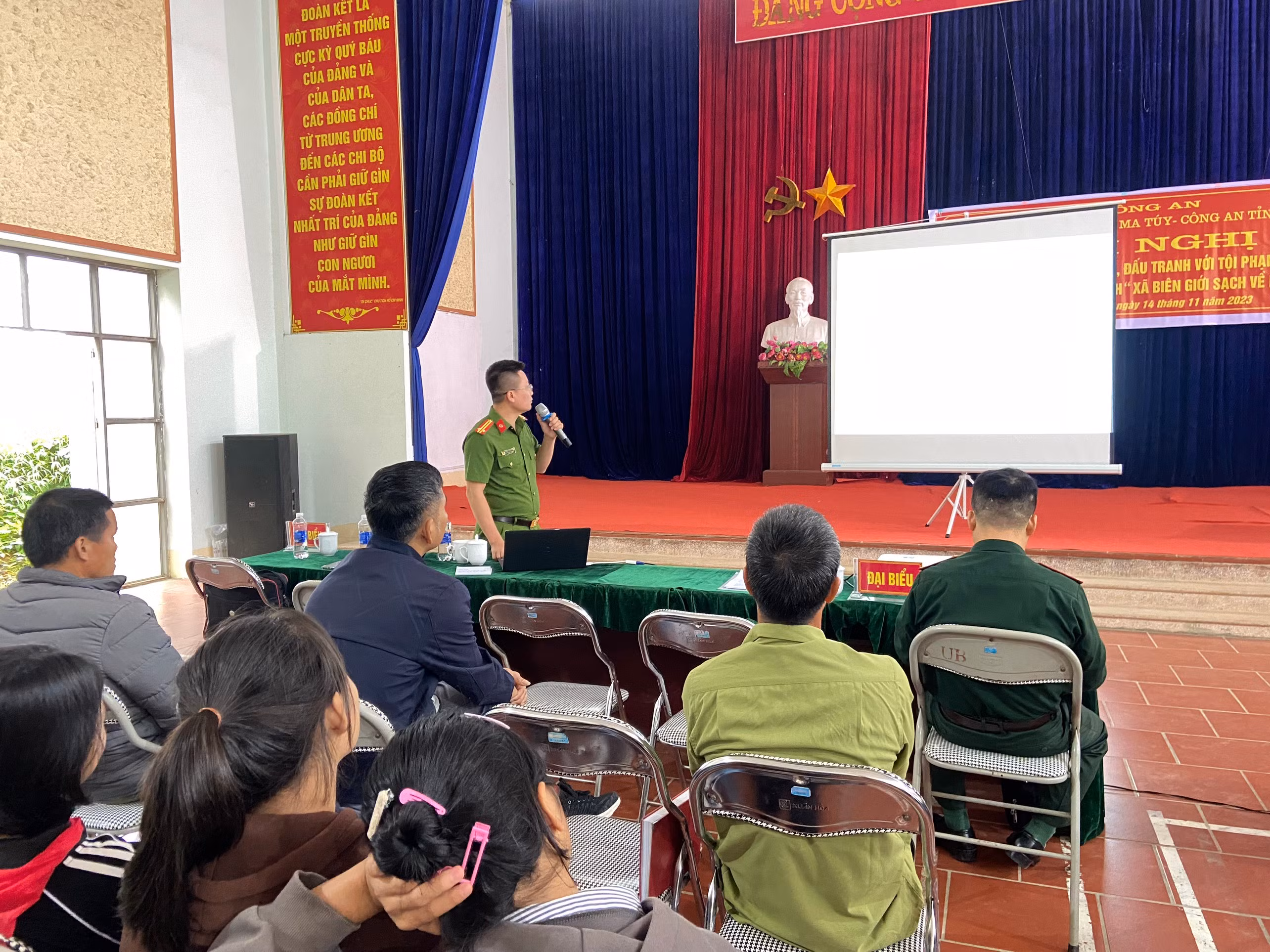 Lãnh đạo cục Cảnh sát điều tra tội phạm về ma túy Bộ Công an tuyên truyền tại hội nghị.jpg