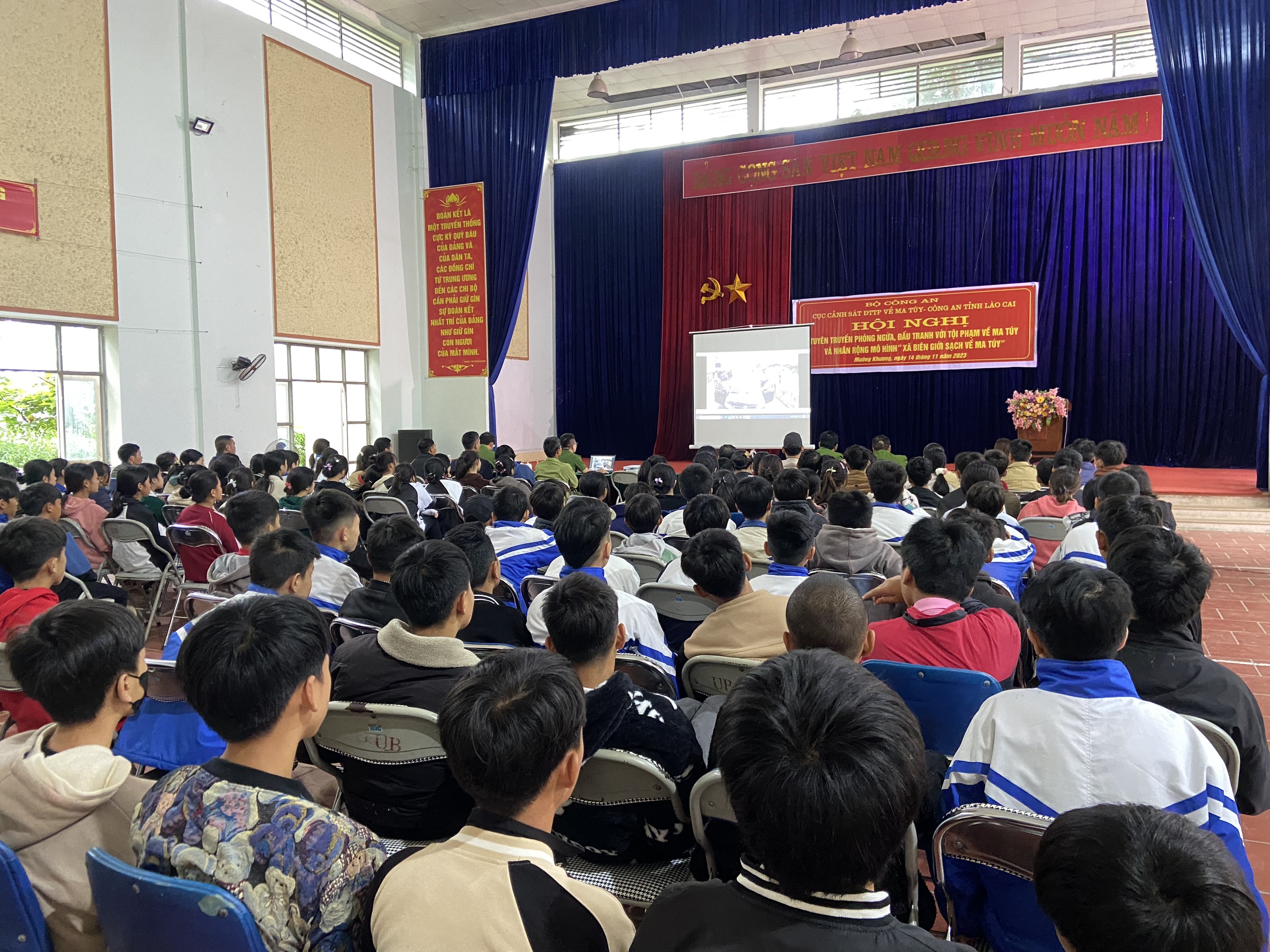 Quang cảnh Hội nghị tuyên truyền về phòng, chống ma túy tại xã Lùng Vai. gần 200 đại biểu đã được nghe tuyên truyền về luật phòng chống ma túy.jpg