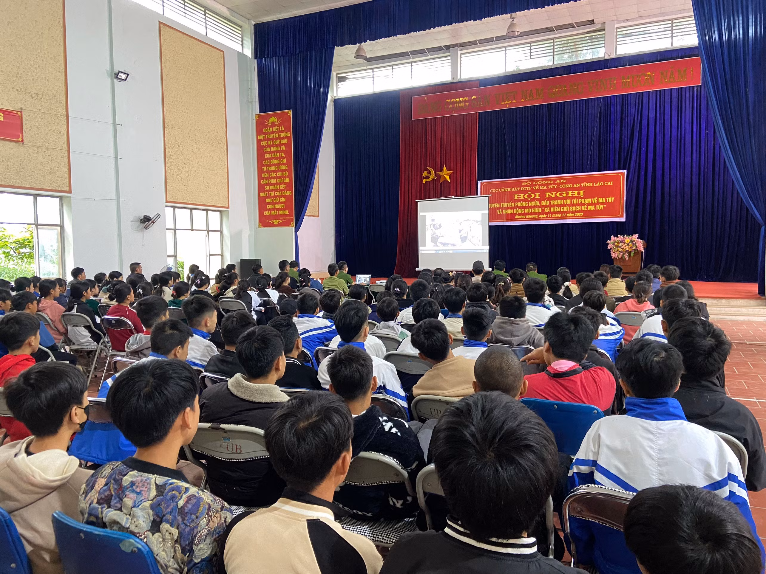 gần 200 đại biểu đã được nghe tuyên truyền về luật phòng chống ma túy.jpg