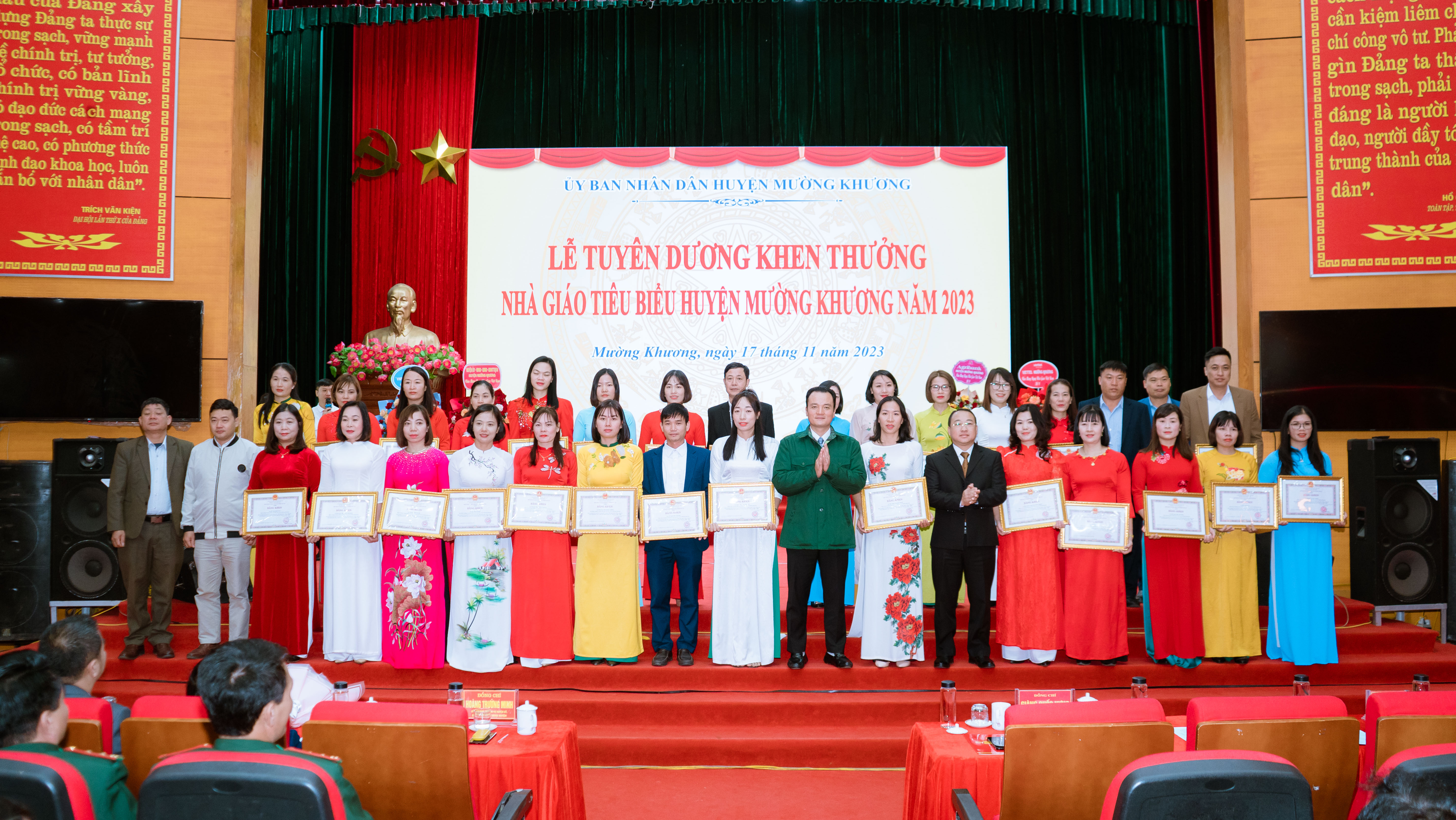 Các đồng chí lãnh đạo huyện Mường Khương trao Bằng khen của Chủ tịch UBND tỉnh cho các nhà giáo. 5 (2).jpg