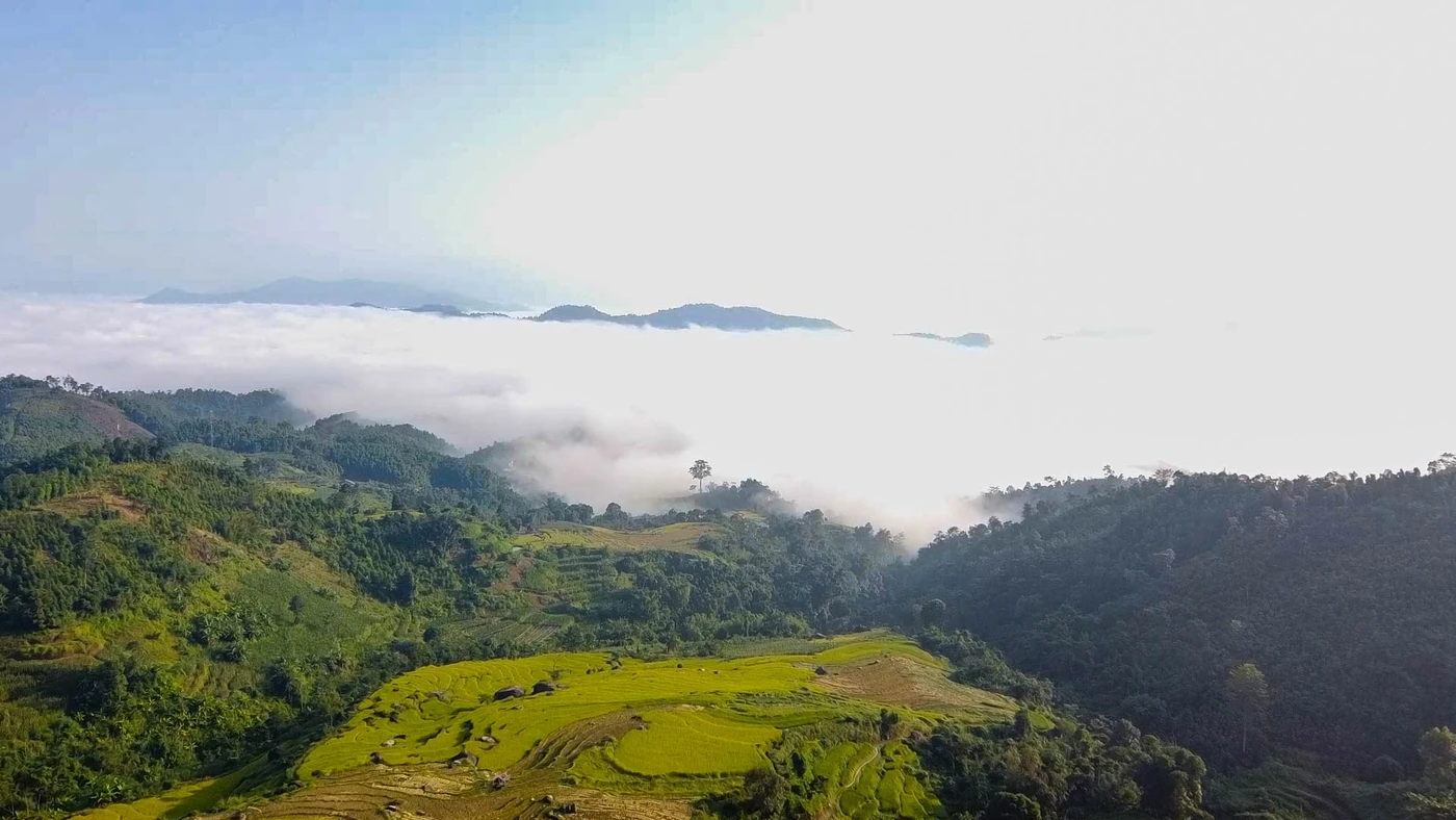 Những thửa ruộng bậc thang hiện dần giữa những tầng mây.