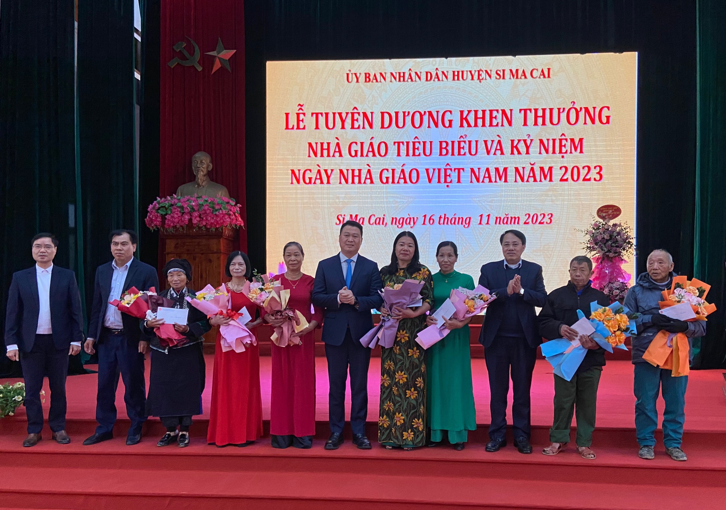 Các đồng chí lãnh đạo huyện Mường Khương khen thưởng các tập thể, cá nhân có thành tích đóng góp vào sự nghiệp giáo dục địa phương. các đồng chí lãnh đạo trao tặng bằng khen, giấy khen cho các cá nhân, tập thể có thành tích xuất sắc trong năm học 2022 - 2023..jpg