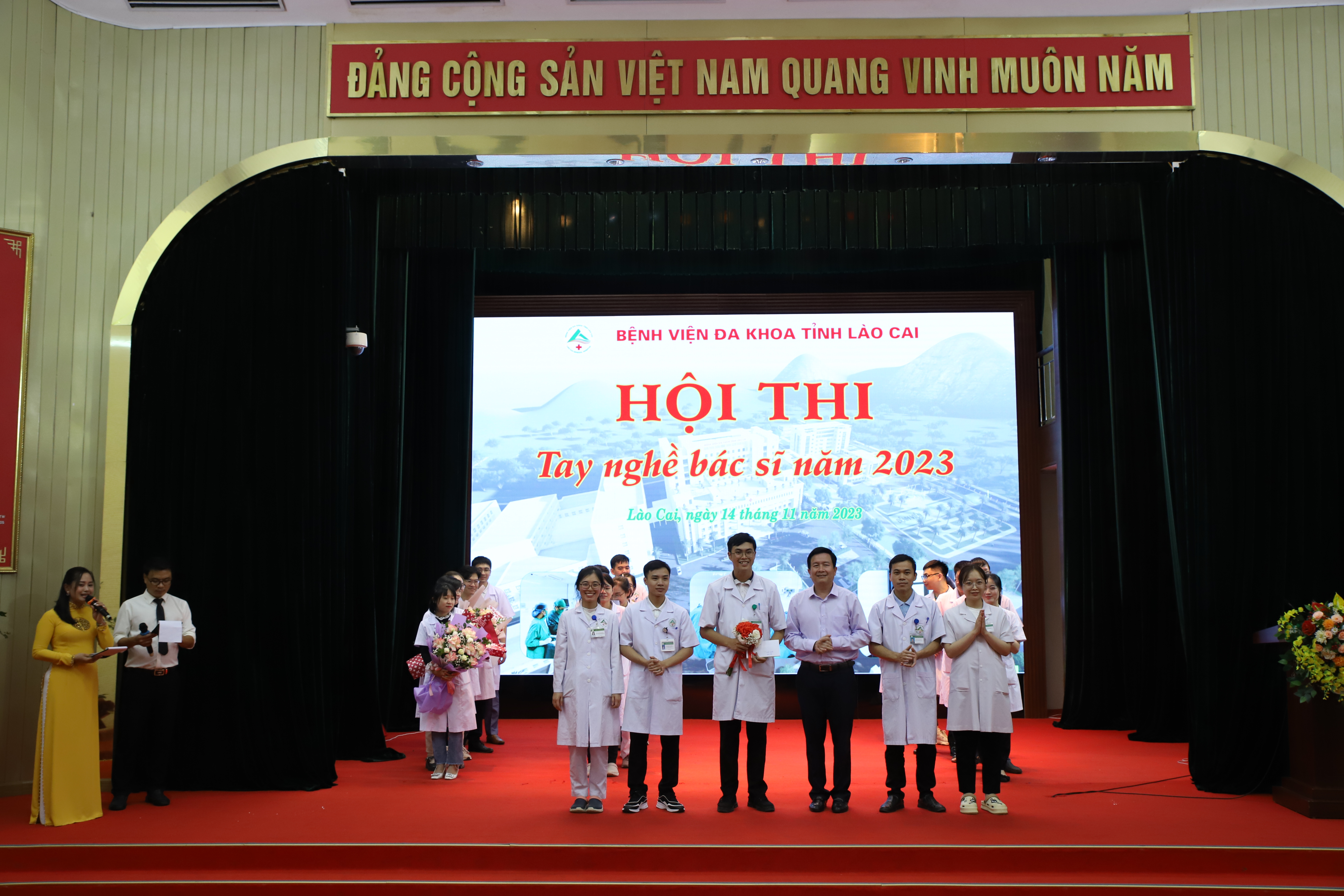 Trao giải cho đội thi đạt giải. Trao giai nhat.JPG