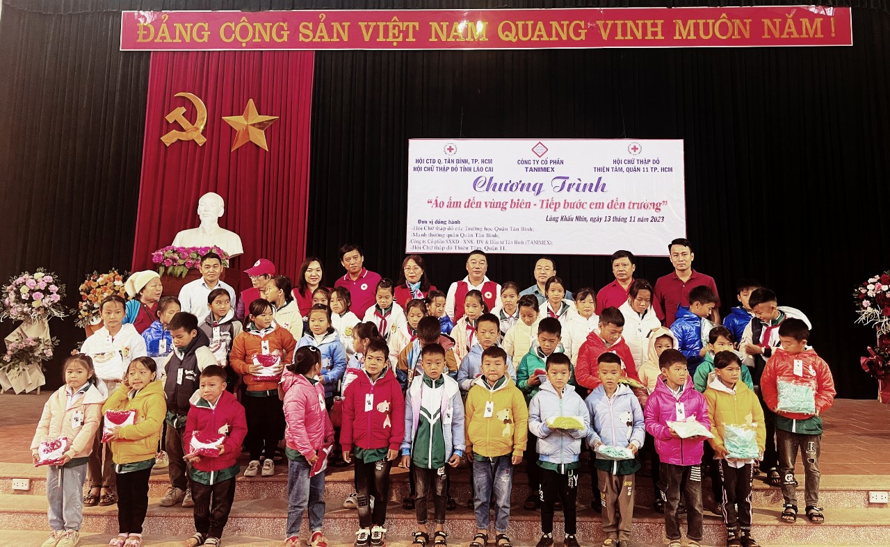Trao tặng các suất quà cho học sinh vùng cao tại chương trình “Áo ấm vùng biên - Tiếp bước em đến trường”. z4876477569458_8332439ce7d8bcd347783edd022b4d4b.jpg