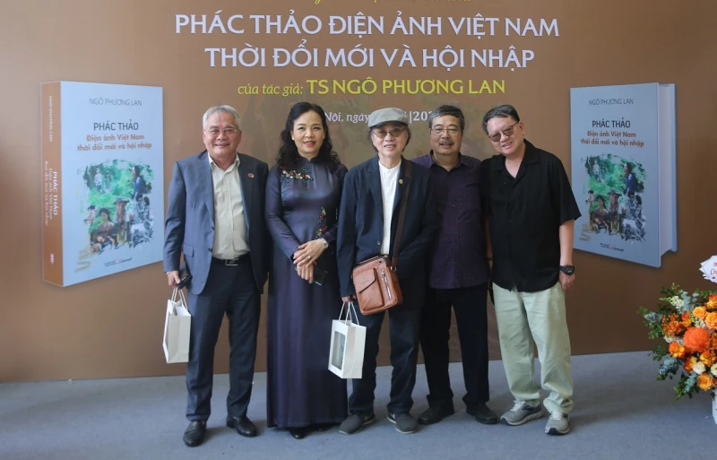 Đạo diễn NSND Đặng Nhật Minh và các văn nghệ sĩ chúc mừng TS Ngô Phương Lan ra mắt tác phẩm mới.