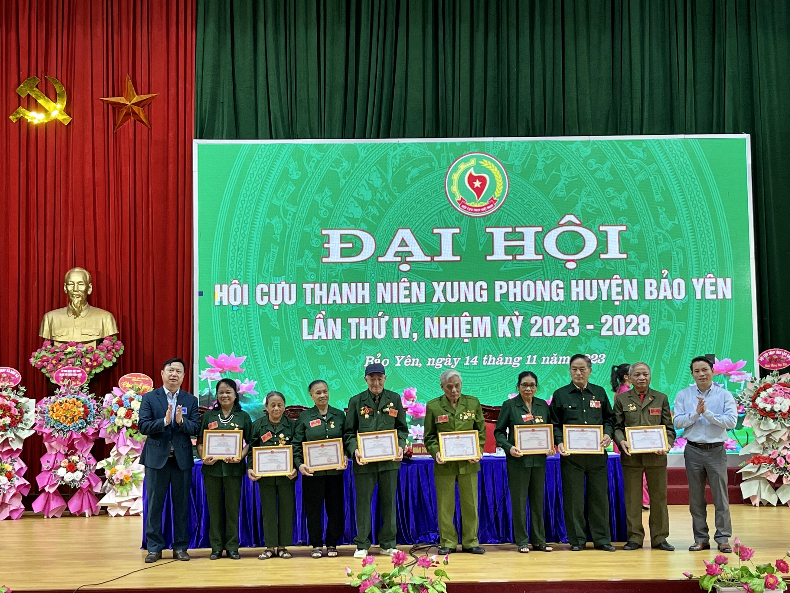 Tặng giấy khen của UBND huyện Bảo Yên cho các tập thể, cá nhân có thành tích tiêu biểu xuất sắc.jpg