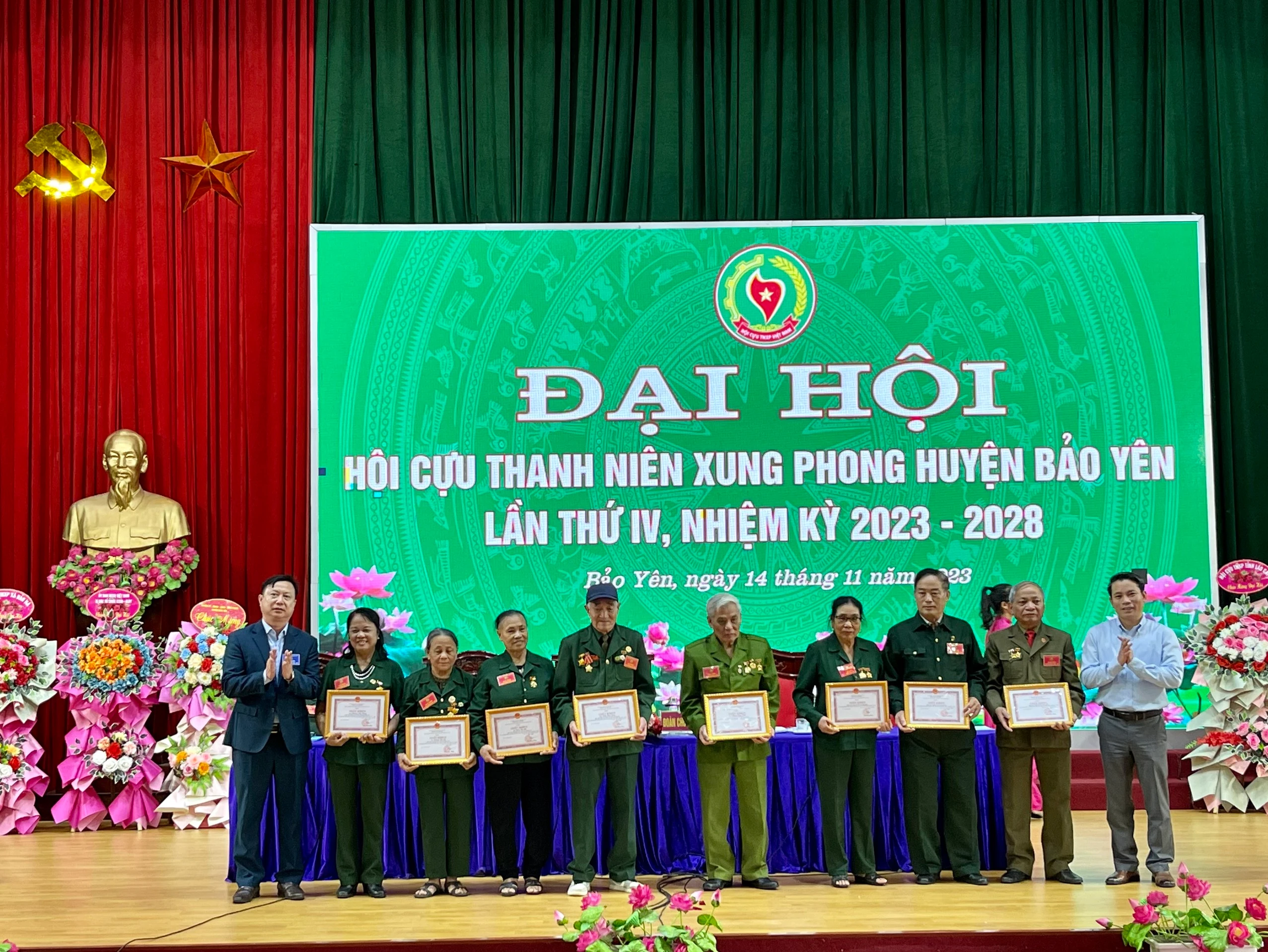 Tặng giấy khen của UBND huyện Bảo Yên cho các tập thể, cá nhân có thành tích tiêu biểu xuất sắc.jpg