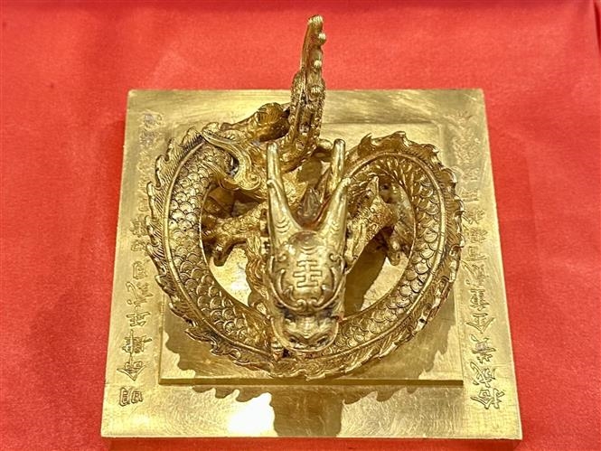 Ấn vàng “Hoàng đế chi bảo”. Ấn vàng “Hoàng đế chi bảo”.