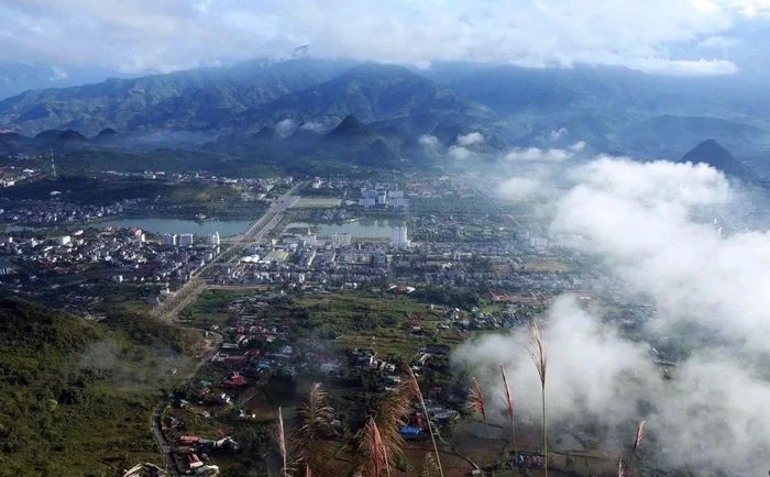 Đứng trên đỉnh Lao Tỷ Phùng, du khách được ngắm nhìn thành phố Lai Châu ẩn hiện dưới những lớp mây bồng bềnh nhẹ trôi.