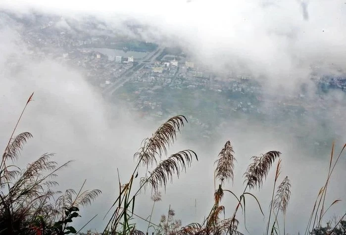 Thành phố Lai Châu ẩn hiện qua từng lớp mây.