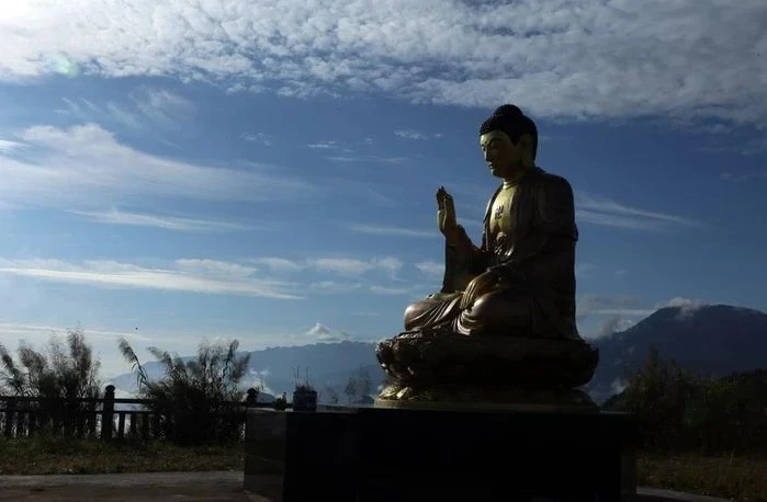 Đỉnh Lao Tỷ Phùng cũng là điểm du lịch tâm linh của người dân địa phương.