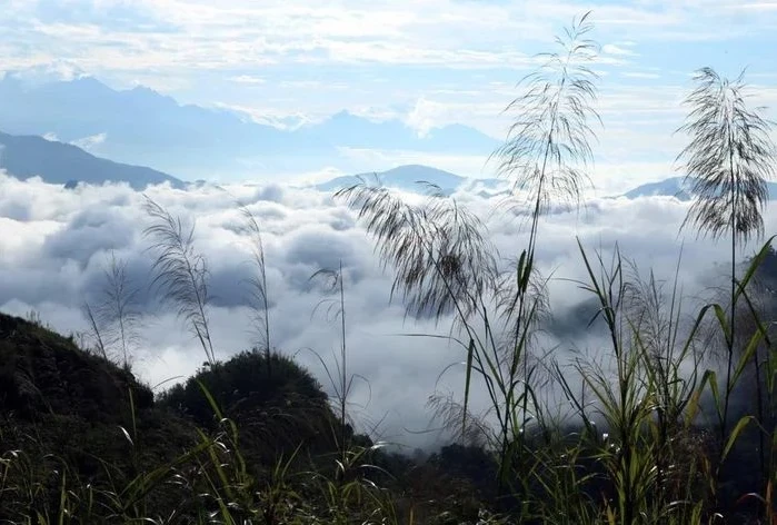 Đứng trên đỉnh Lao Tỷ Phùng, du khách được chiêm ngưỡng vẻ đẹp hùng vĩ của núi rừng Tây Bắc.