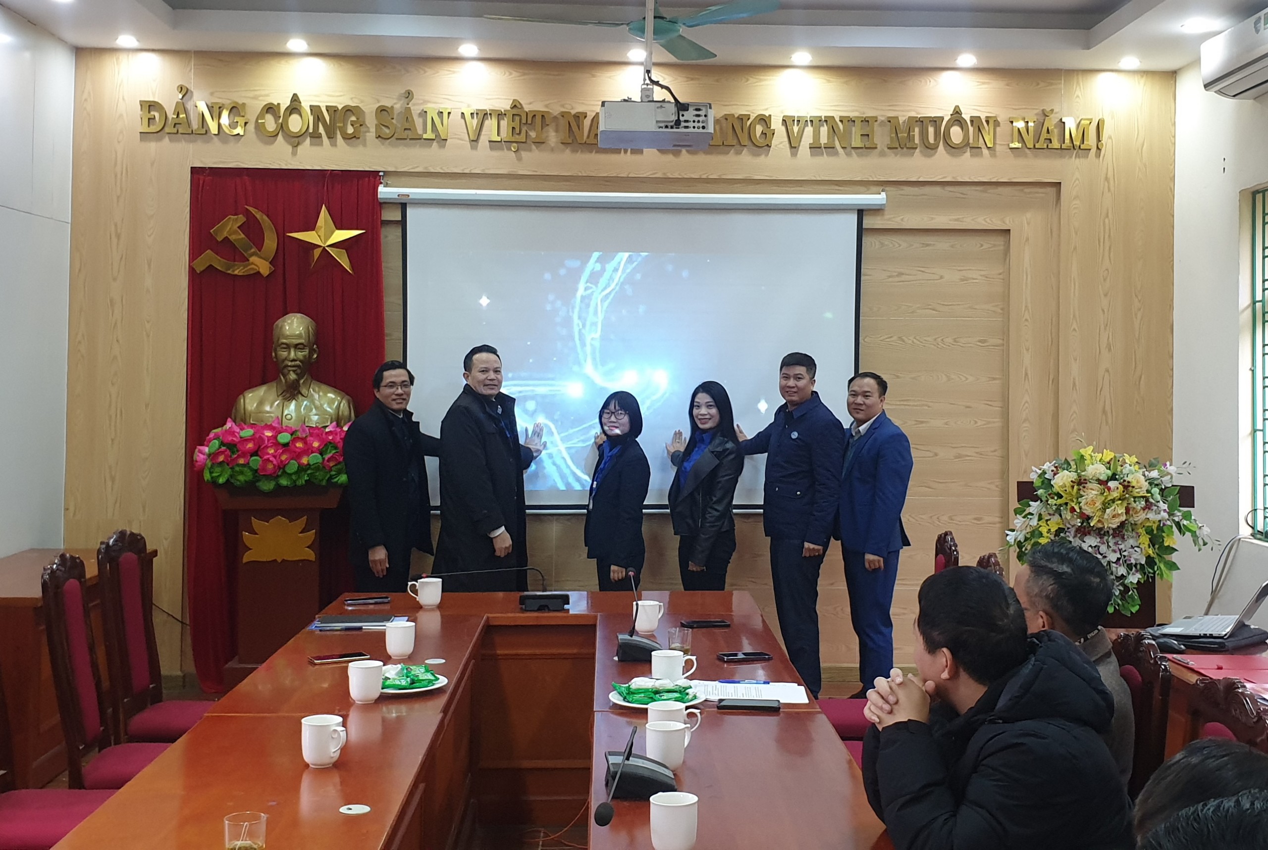 Các đại biểu ấn nút khởi động công trình 123456.jpg