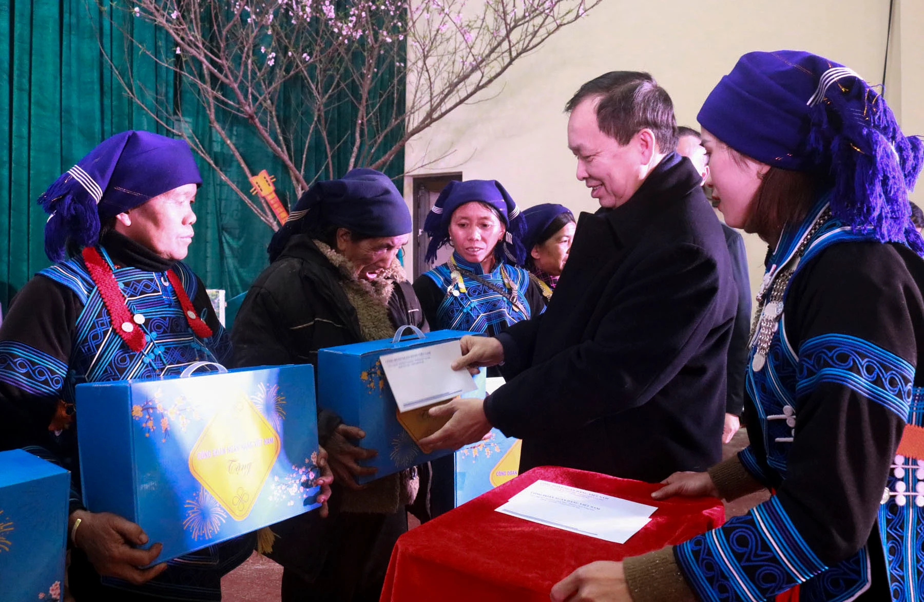 Phó Thống đốc Ngân hàng Nhà nước trao quà cho hộ nghèo xã Y Tý.jpg