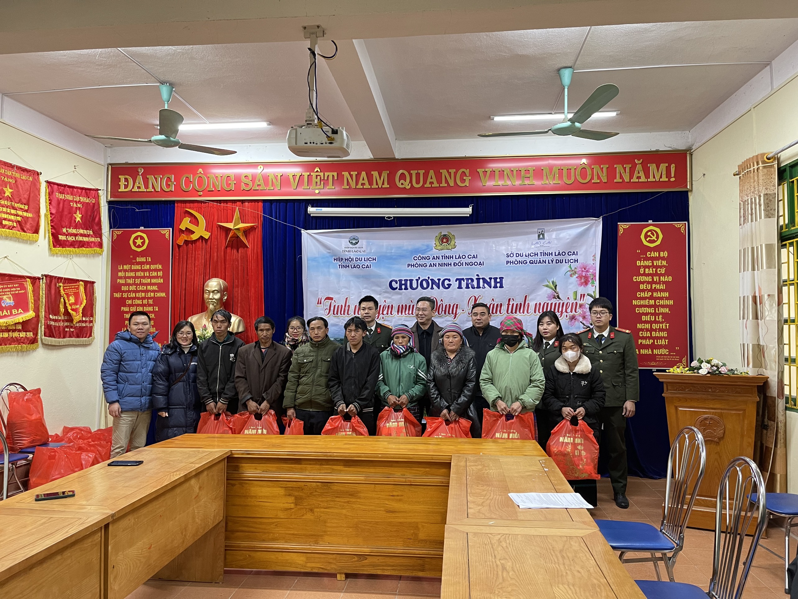 Tặng quà tết cho các gia đình có hoàn cảnh khó khăn tại xã Y Tý. Tăng quà cho các hộ nghèo tại xã Y Tý.jpg