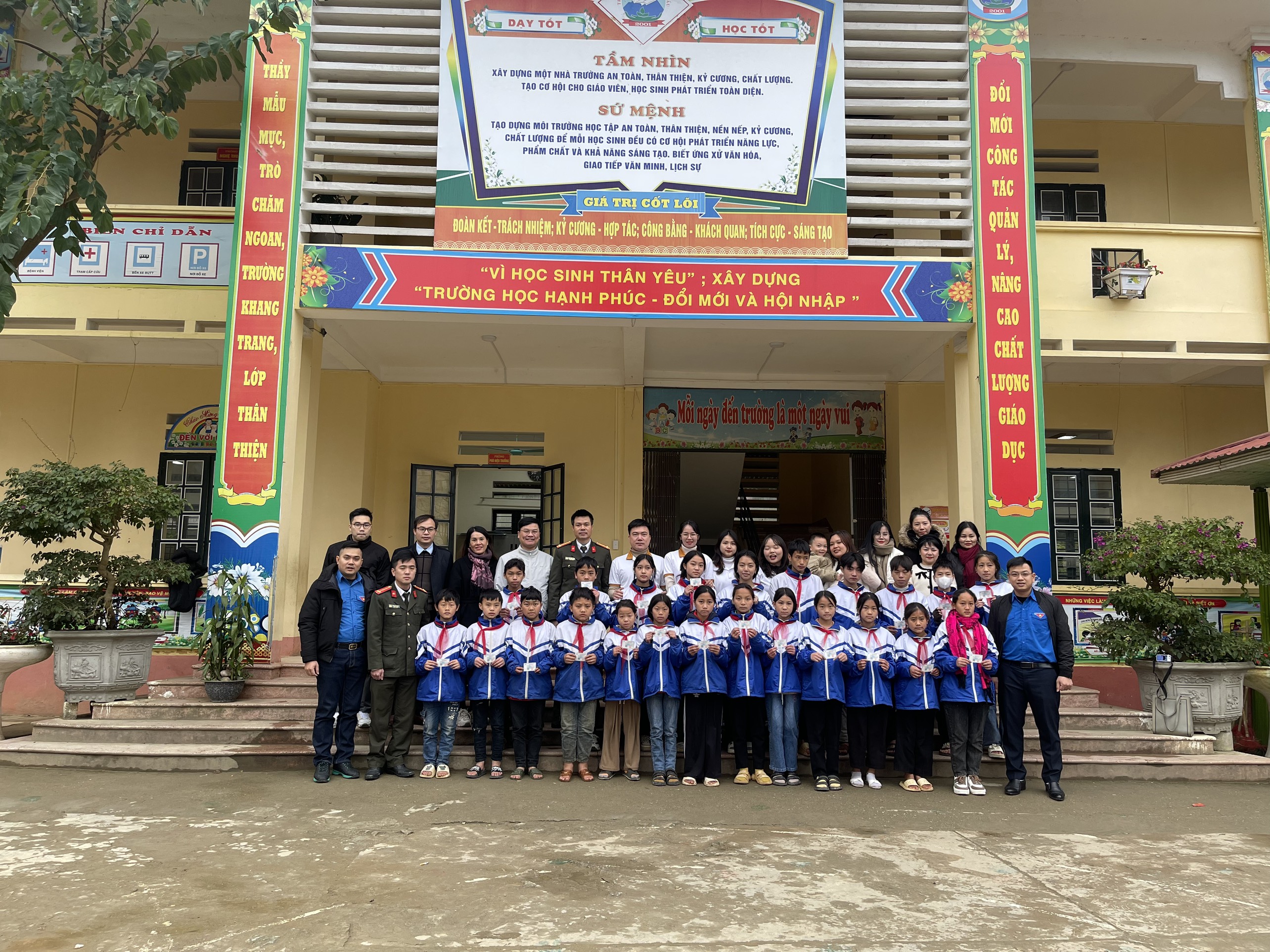 Tặng thẻ bảo hiểm y tế cho học sinh có hoàn cảnh khó khăn ở Si Ma Cai. Tặng thẻ bảo hiểm y tế cho các cháu học sinh tại Si Ma Cai.jpg