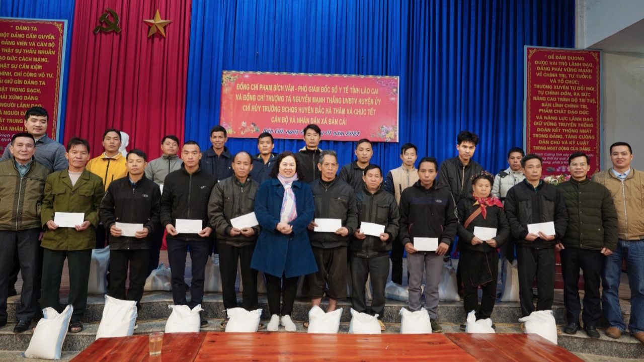 Tặng quà cho các gia đình thoát nghèo trên địa bàn xã Bản Cái. 1ab1e8ac43d6e988b0c7.jpg