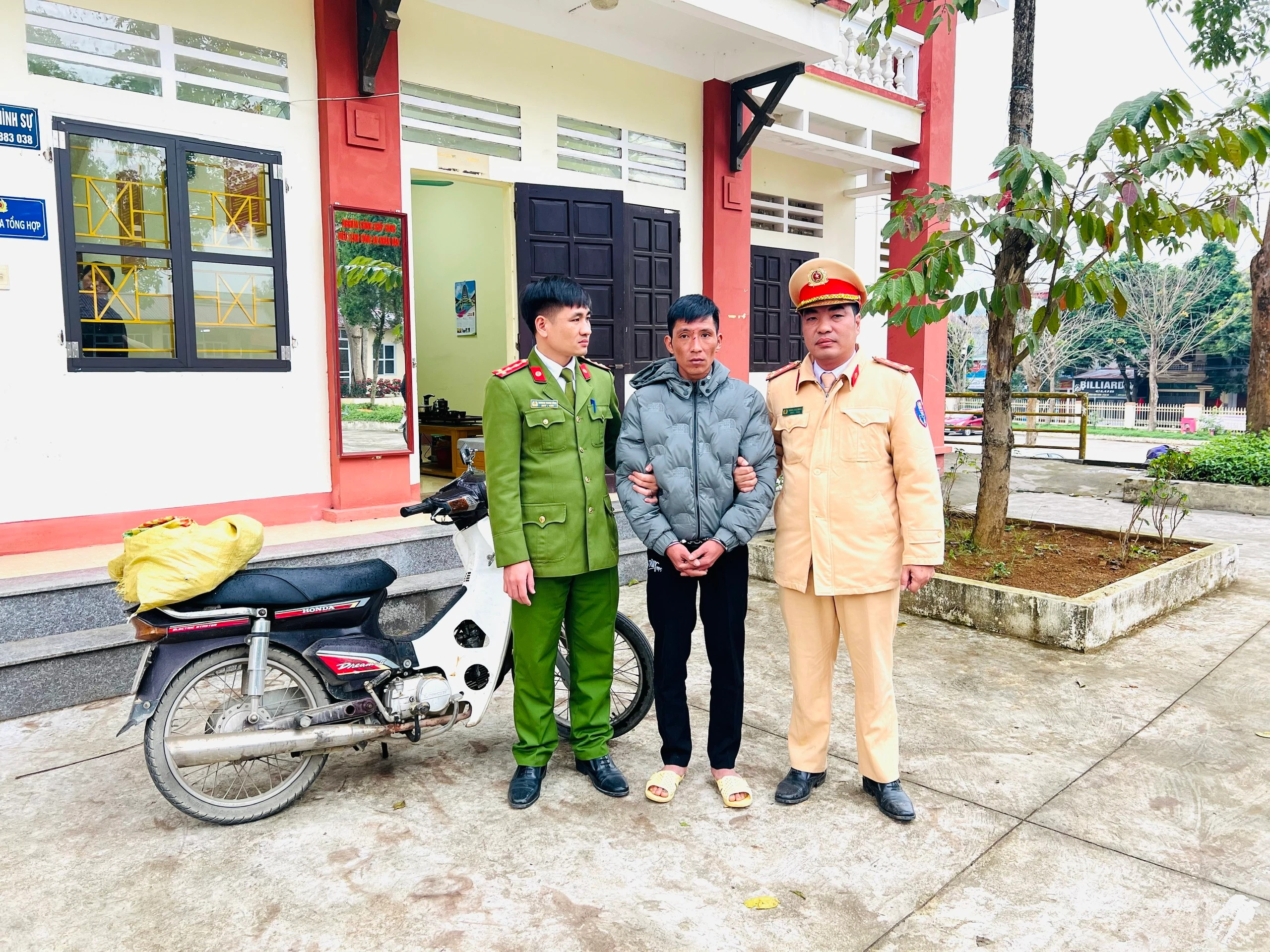 Ảnh 1. Lực lượng chức năng bắt giữ đối tượng cùng tang vật.jpg