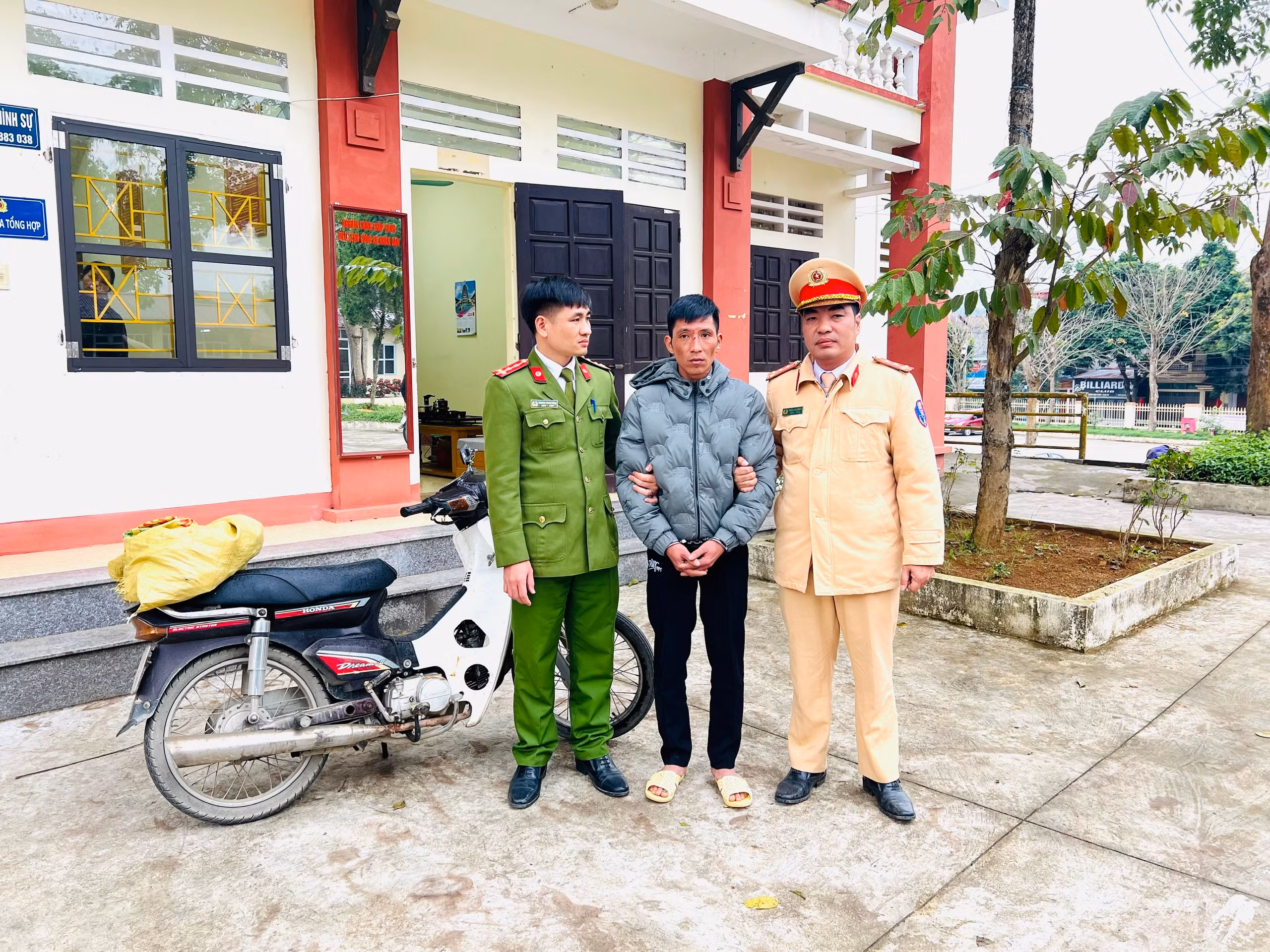 Ảnh 1. Lực lượng chức năng bắt giữ đối tượng cùng tang vật.jpg