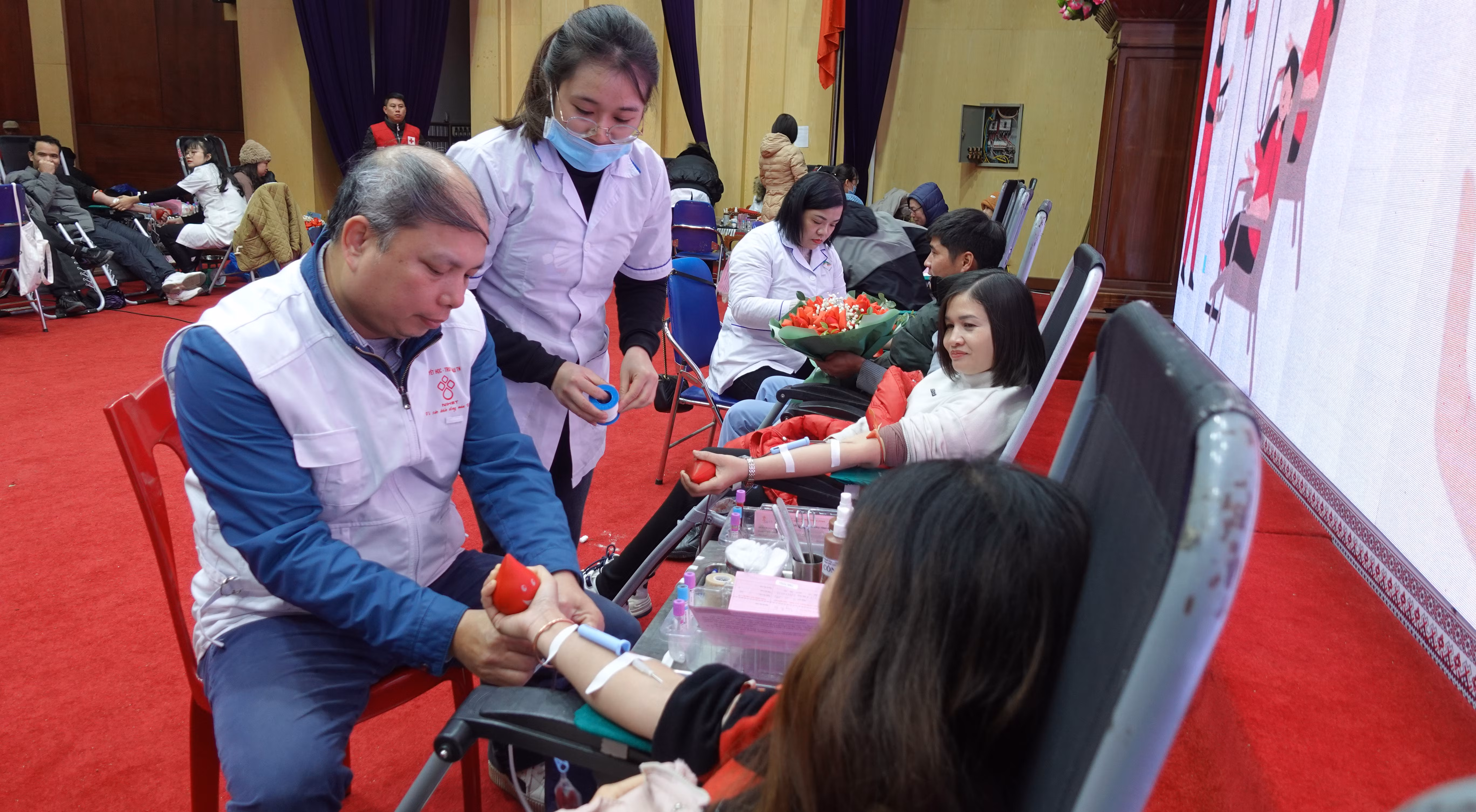 Chương trình đã tiếp nhận hơn 300 đơn vị máu an toàn.JPG