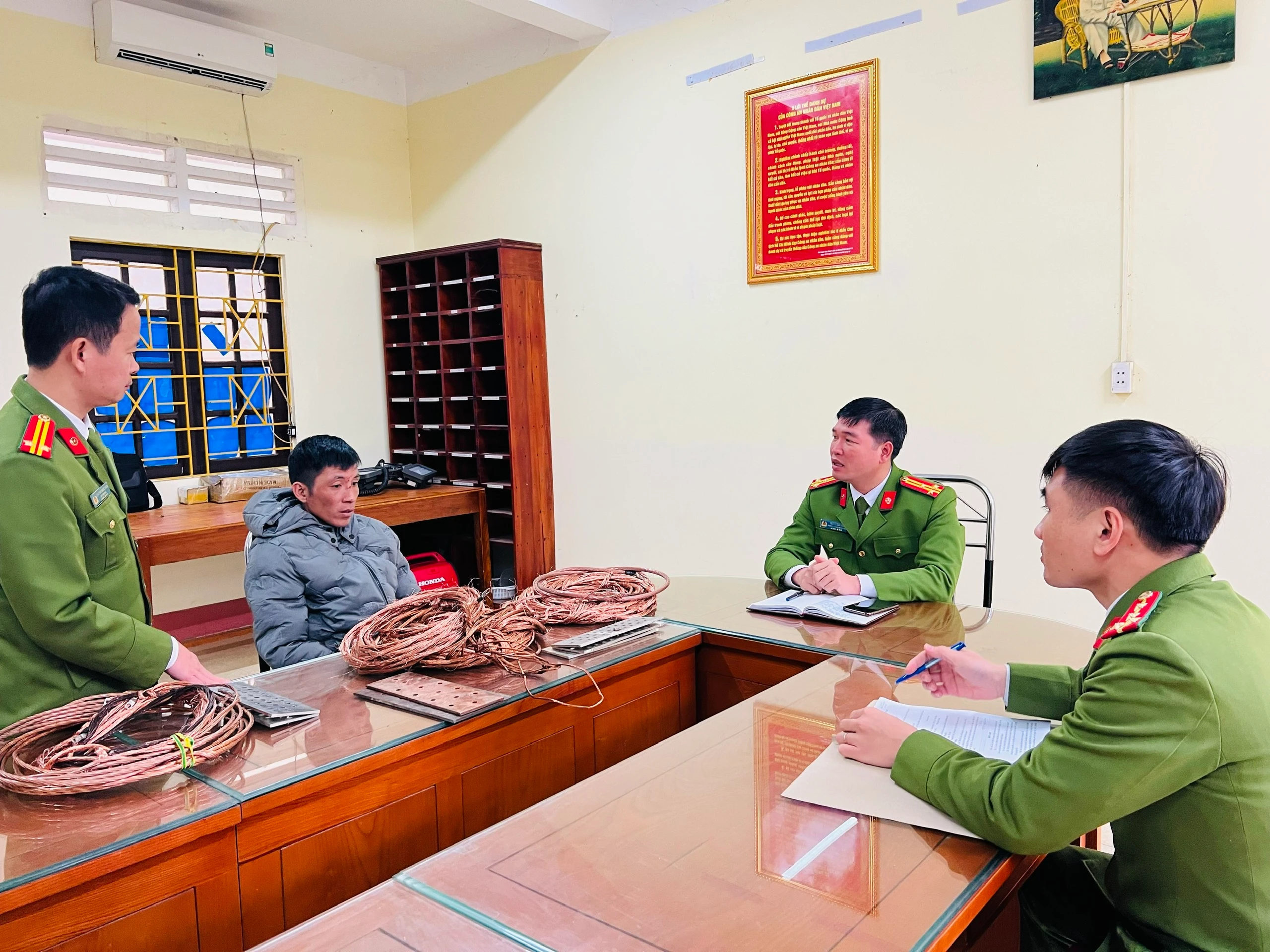 Ảnh 2. Lấy lời khai đối tượng Nguyễn Văn Quyết.jpg