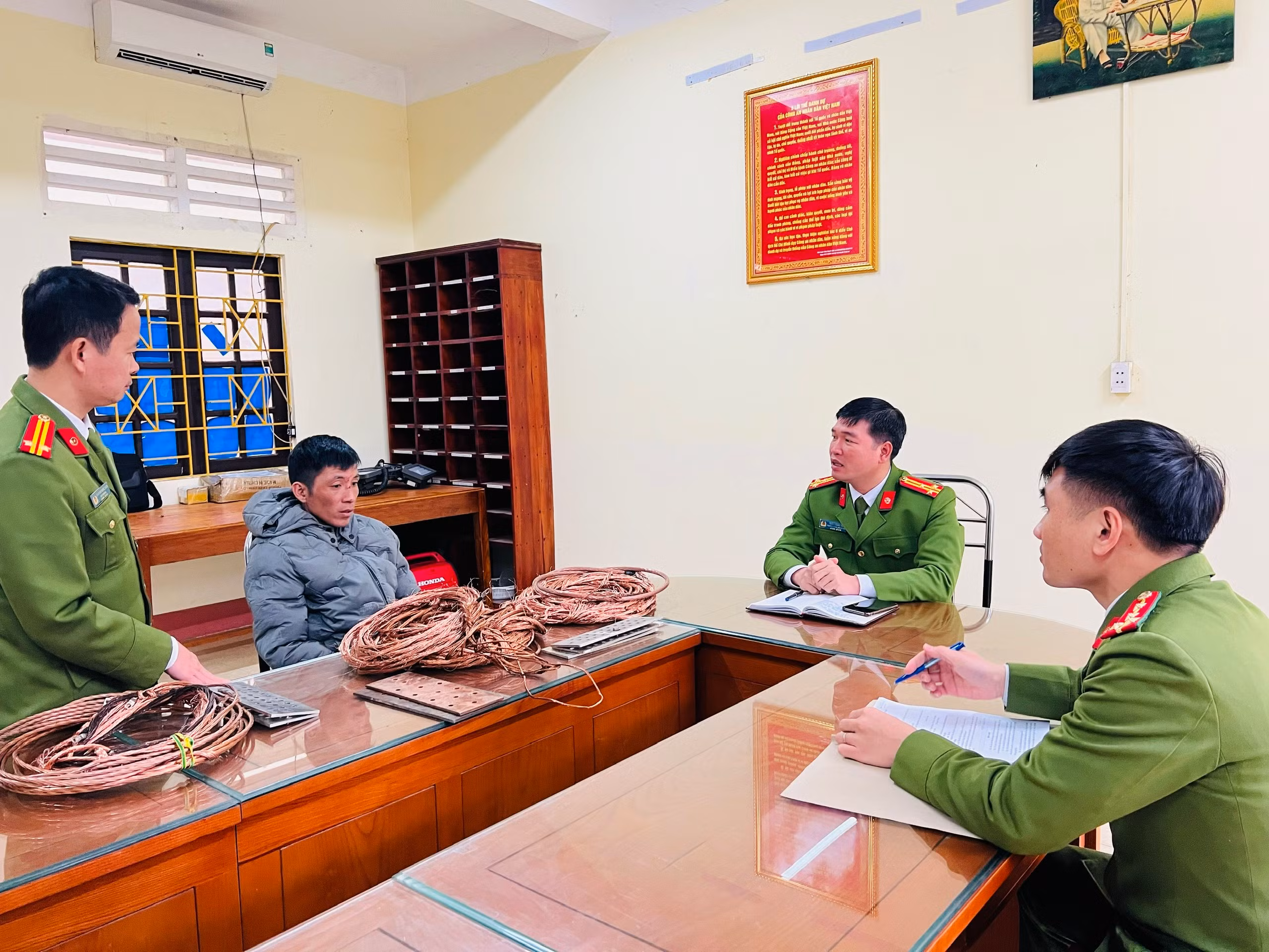 Ảnh 2. Lấy lời khai đối tượng Nguyễn Văn Quyết.jpg