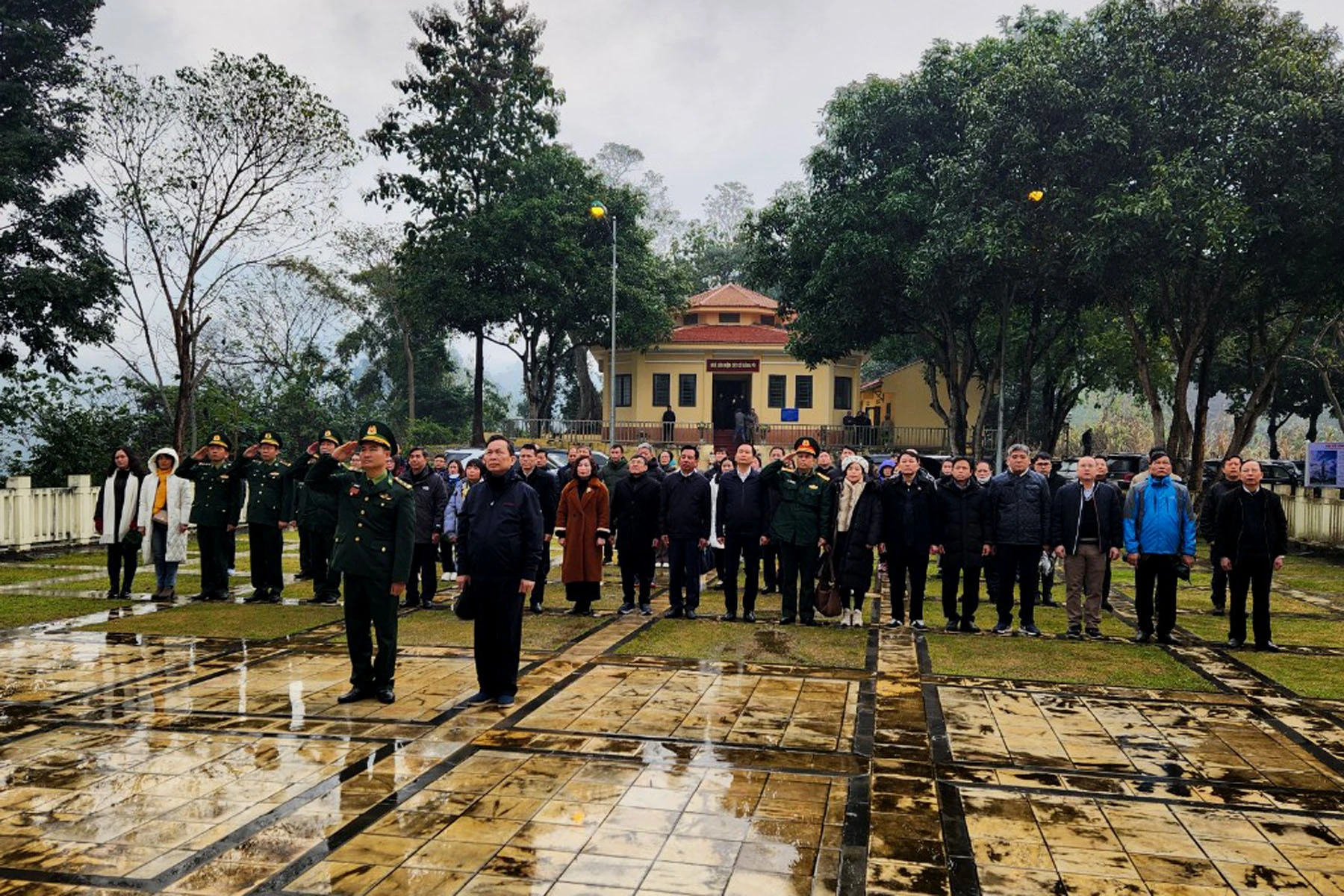 Đoàn công tác chào cờ tại Cột cờ Lũng Pô, A Mú Sung.jpg