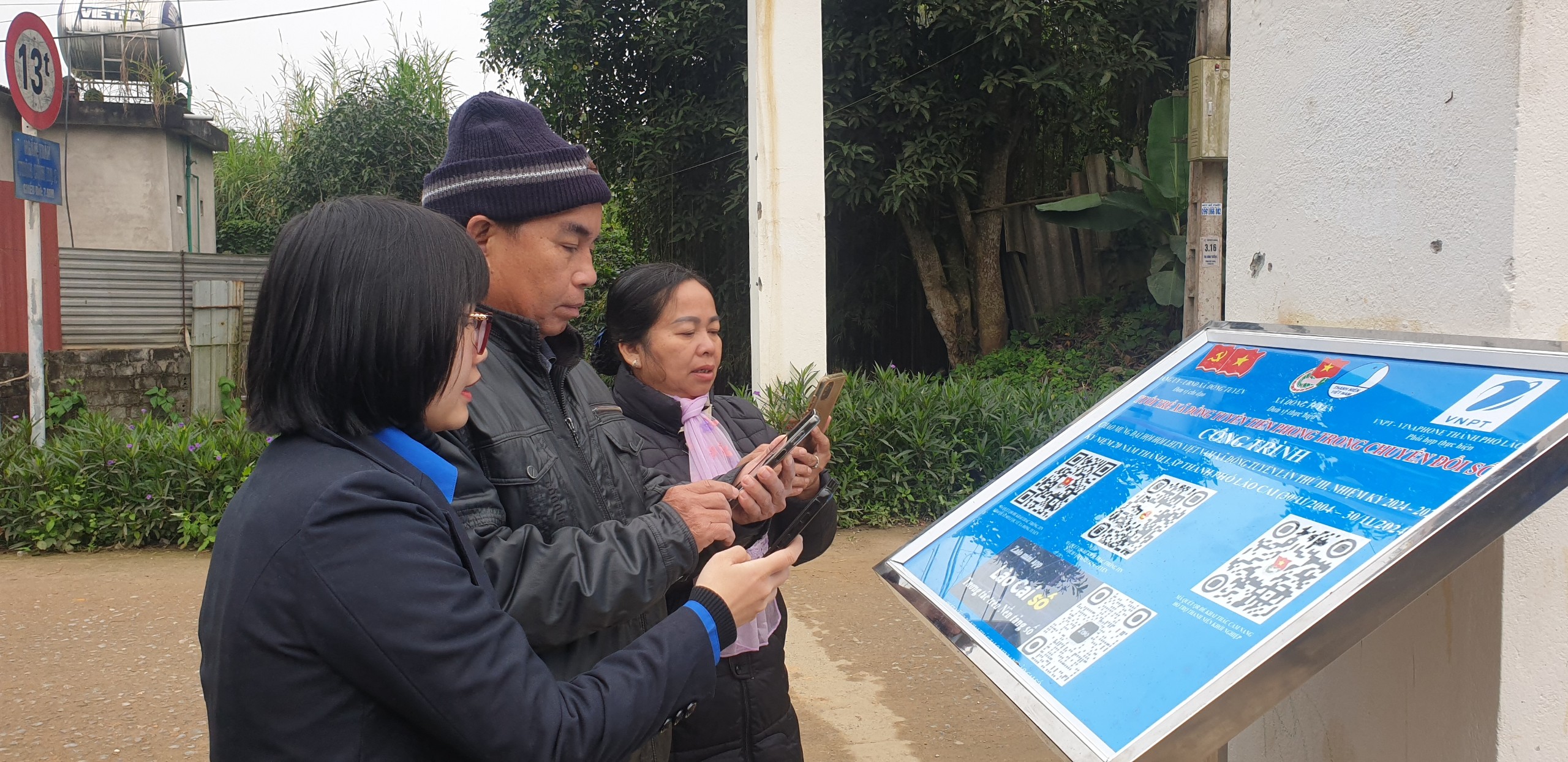 Người dân xã Đồng Tuyển quét mã QR đọc về lịch sử địa phương. 45566788.jpg