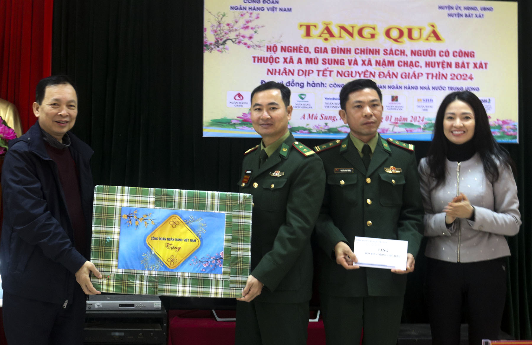 Trao quà tết cho cán bộ, chiến sỹ Đồn Biên phòng A Mú Sung. Trao quà cho Đồn Biên phòng A Mú Sung.jpg